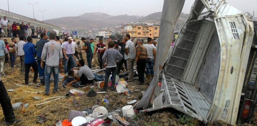 Tarım işçilerini taşıyan minibüs şarampole yuvarlandı: 6 ölü 25 yaralı