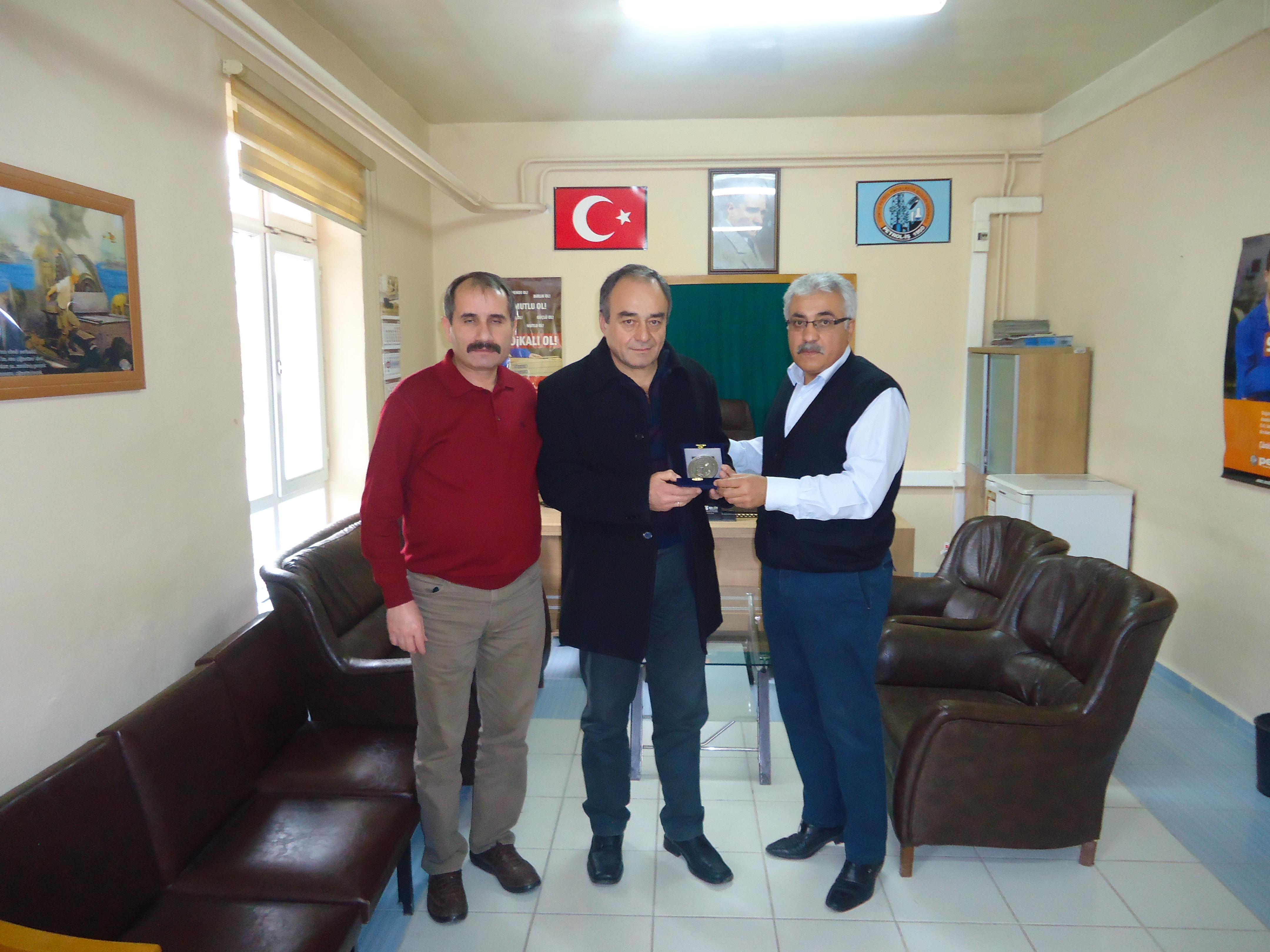 Ankara Şubemizden Emekli Üyemize Plaket