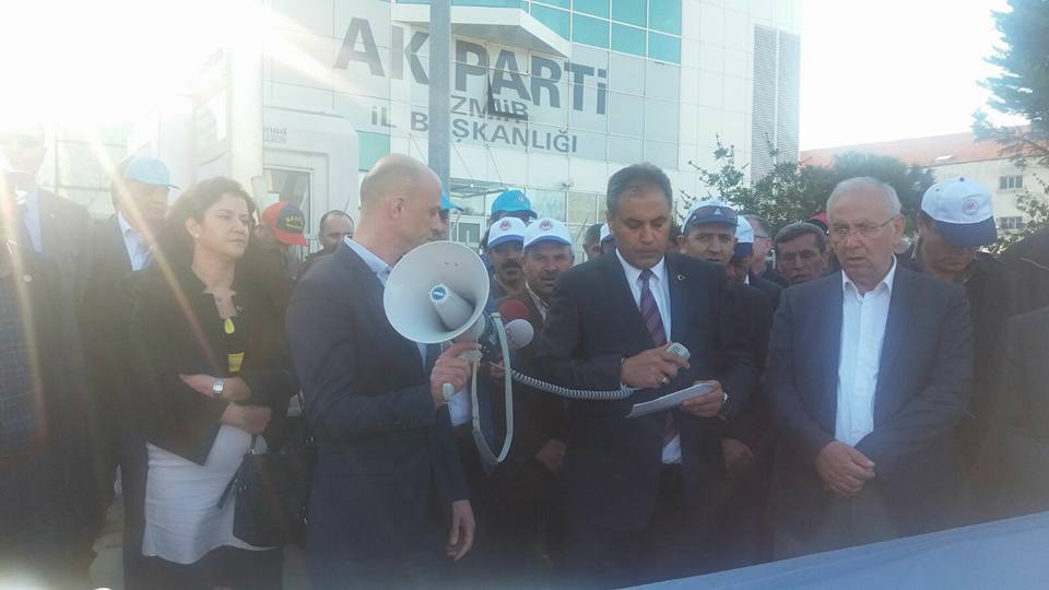 Türk-İş'in Başlattığı İmza Kampanyası'nda Aliağa Şubemiz Tarafından Toplanan İmzalar Ak Parti İzmir İl Başkanlığına Gönderildi