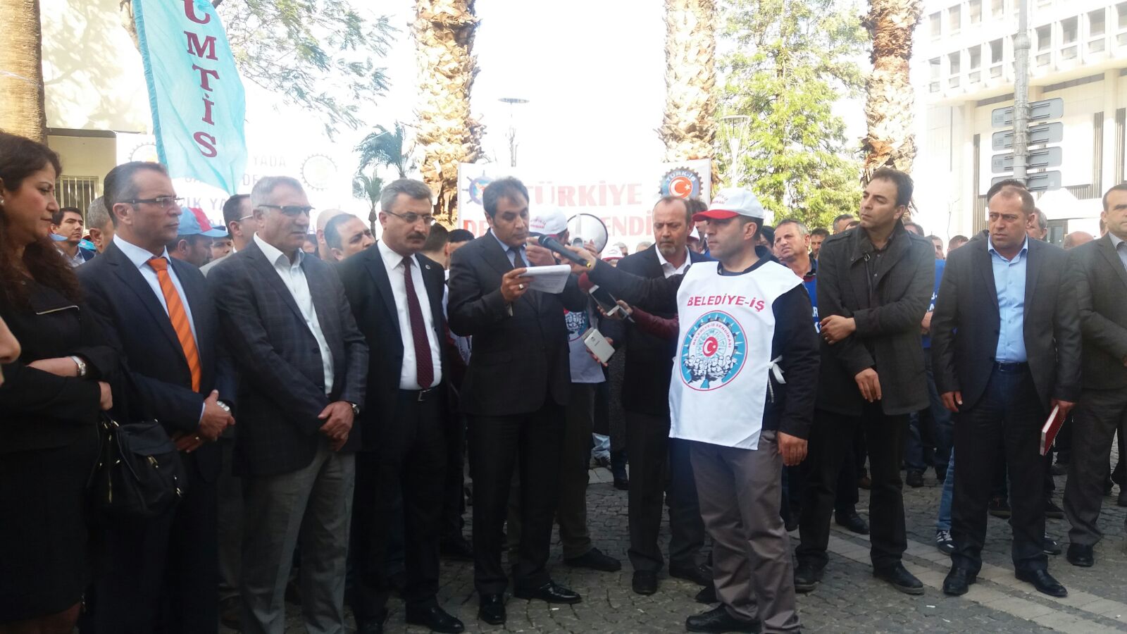 TÜRK-İŞ’in Başlattığı İmza Kampanyasına Aliağa Şubemizden Destek