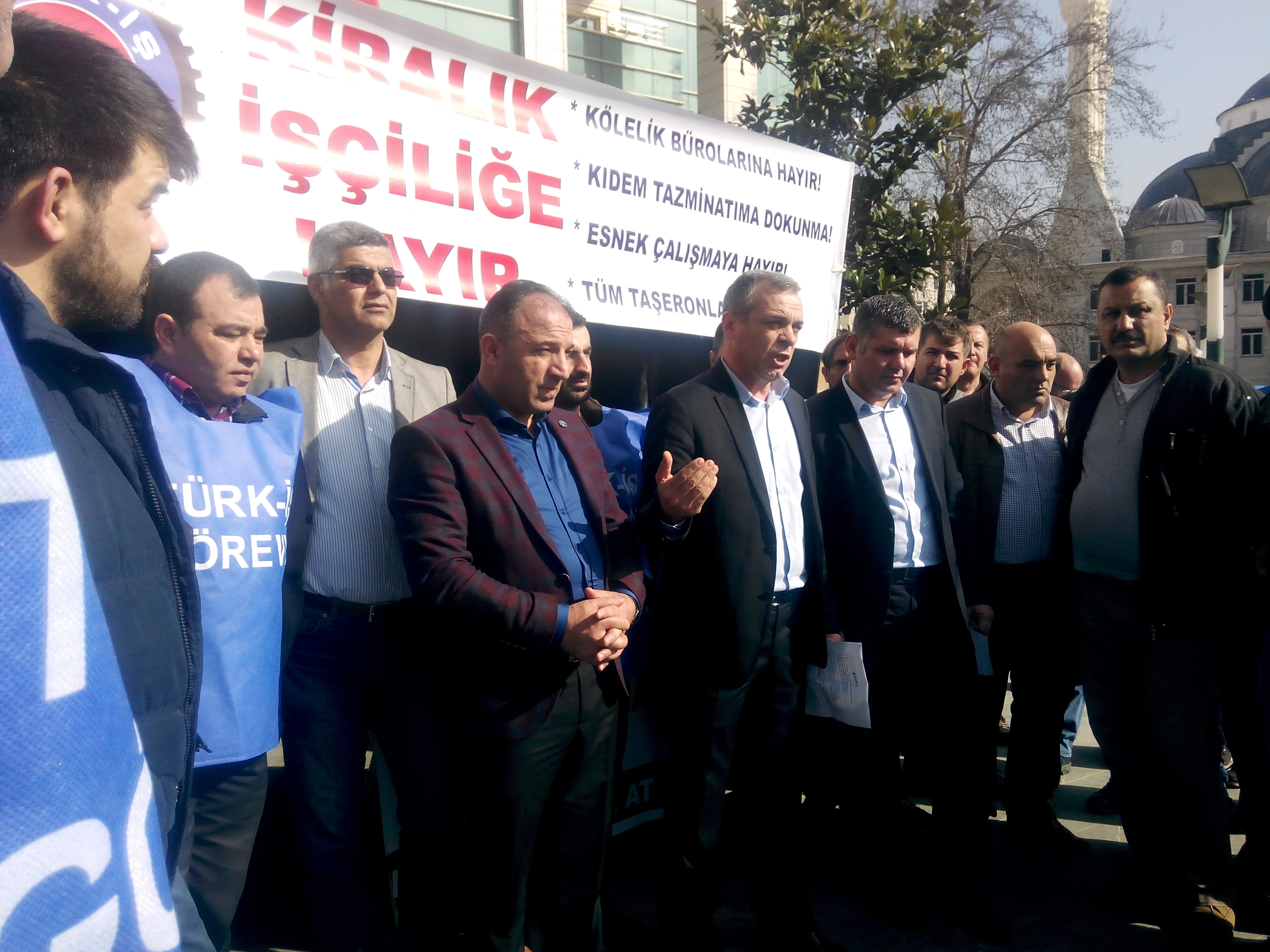 TÜRK-İŞ'in Başlattığı İmza Kampanyasına Bursa Şubemizden Destek