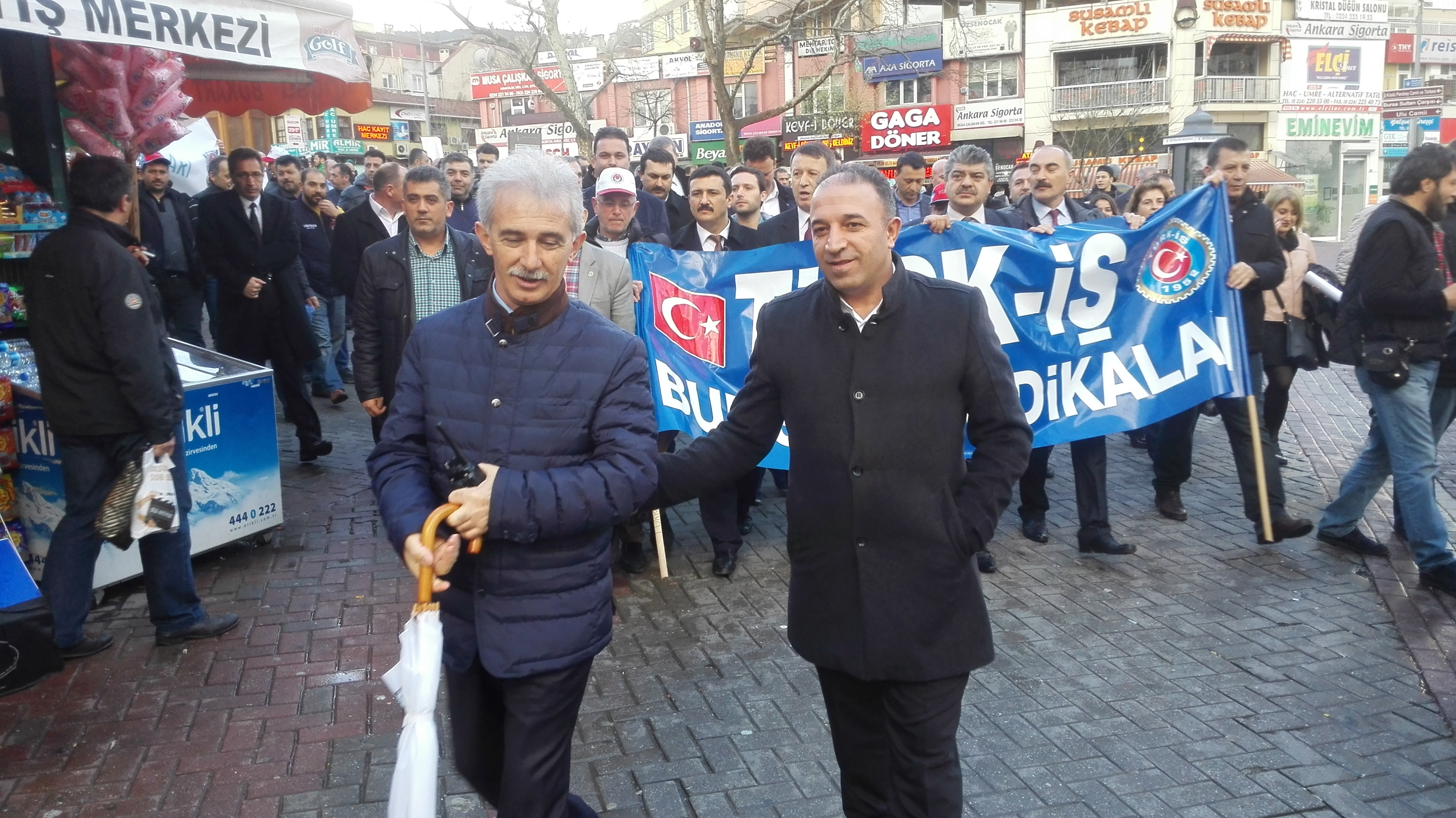 Türk-İş'in Başlattığı İmza Kampanyası'nda Bursa Şubemiz Tarafından Toplanan İmzalar Ak Parti Bursa İl Başkanlığına Gönderildi