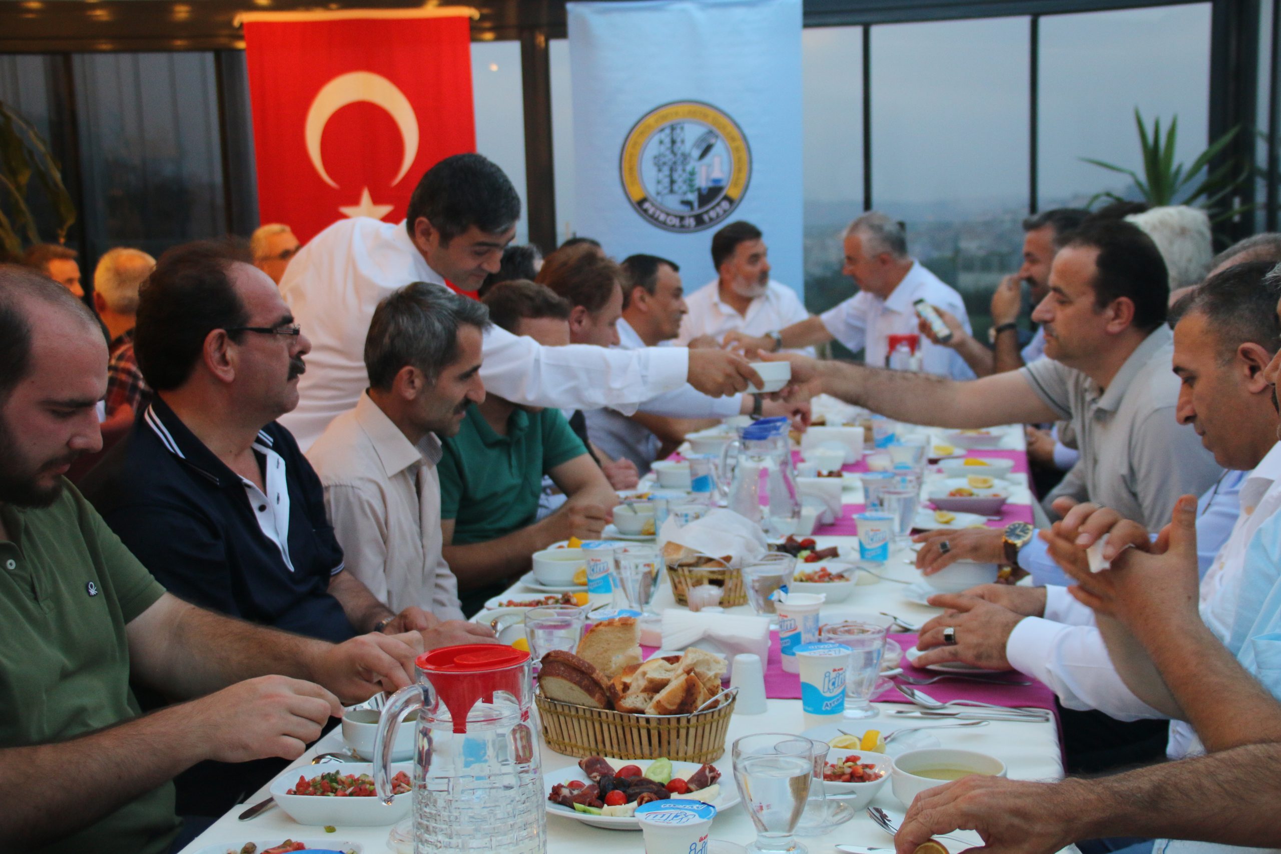 Petrol-İş Genel Merkezi'nde İftar Yemeği