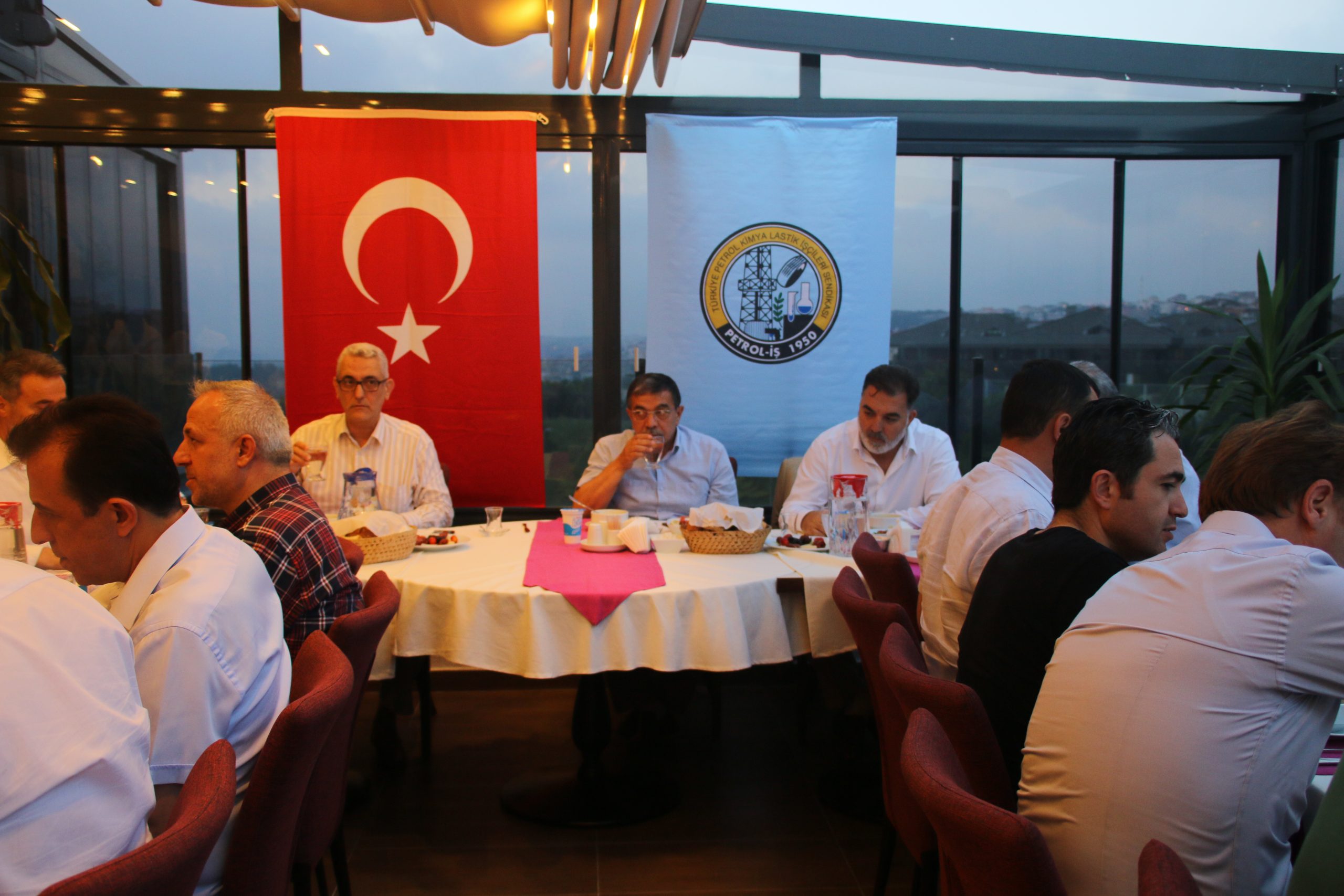 Petrol-İş Genel Merkezi'nde İftar Yemeği