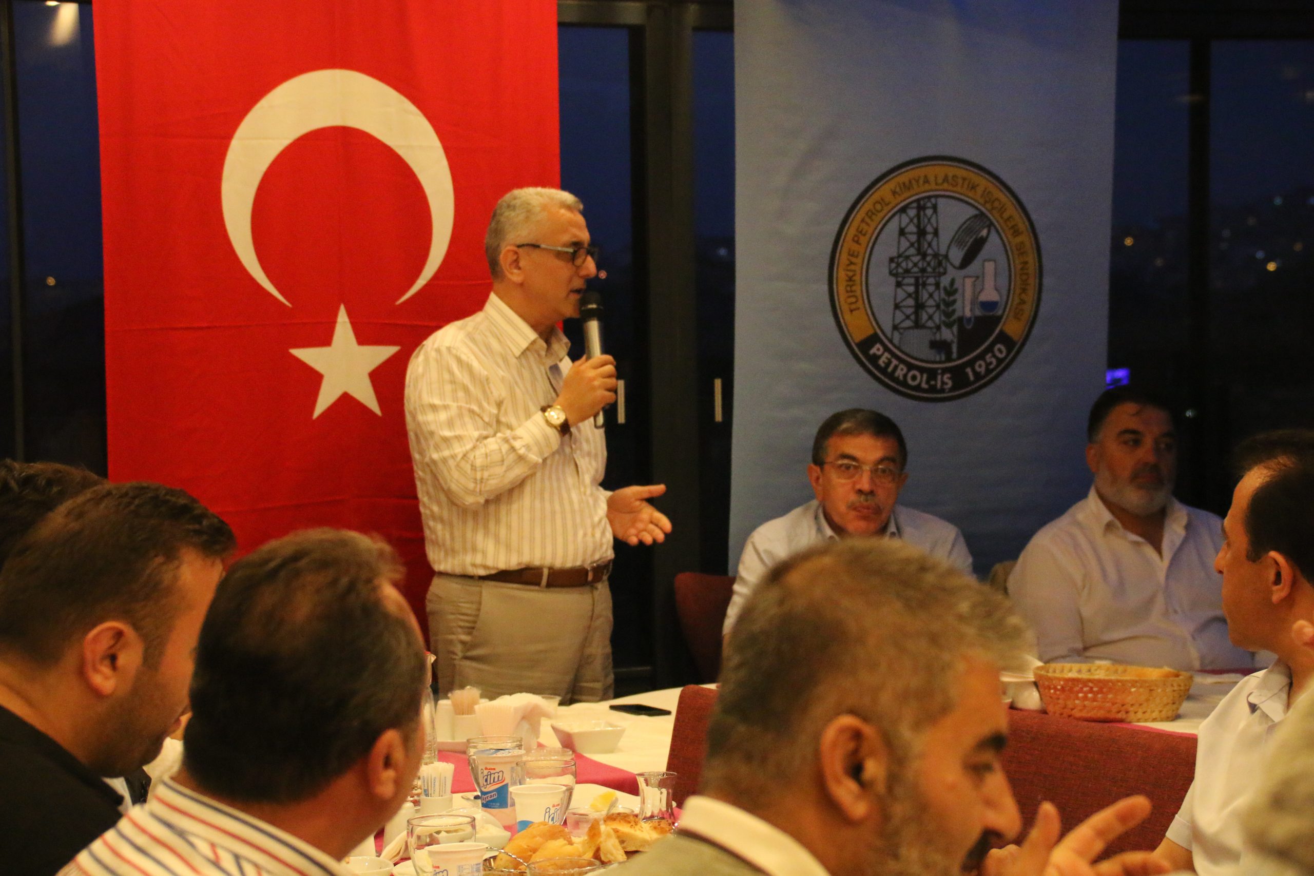 Petrol-İş Genel Merkezi'nde İftar Yemeği