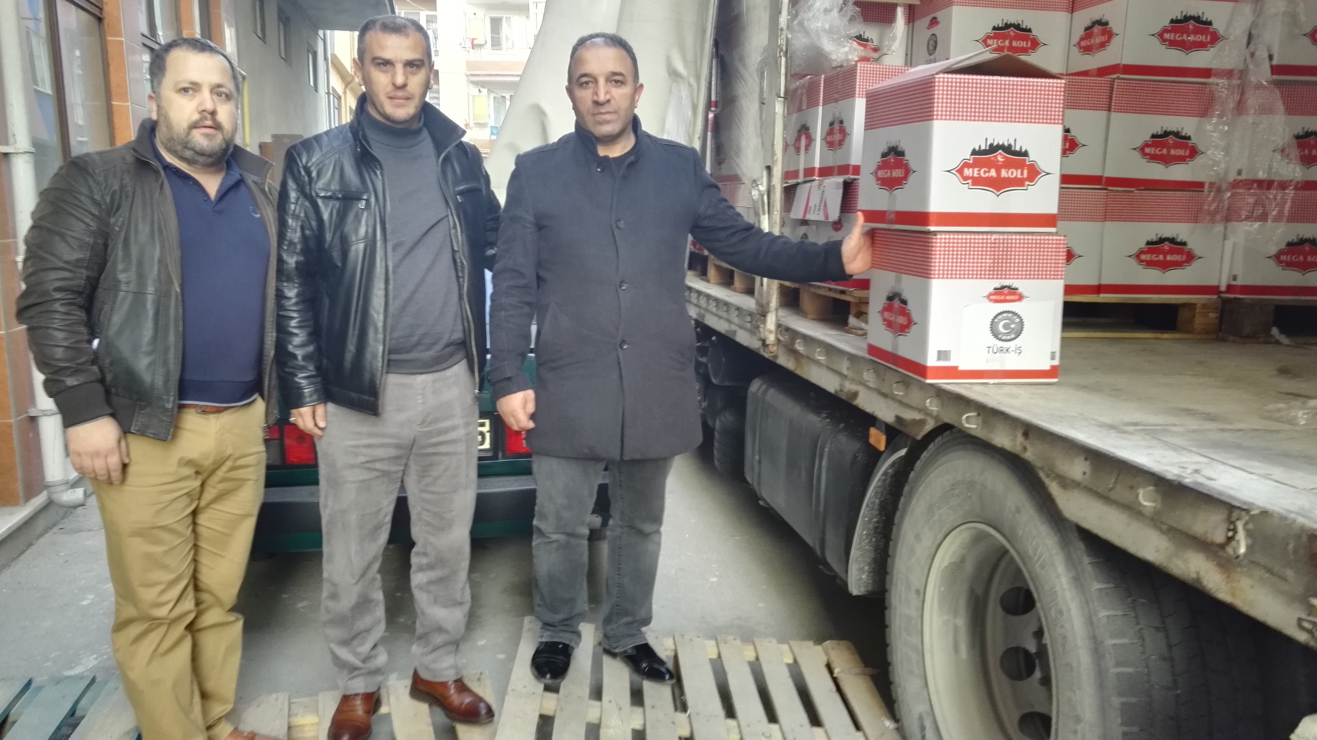 Türk-İş’ten Grevdeki Üyelerimize Erzak Yardımı