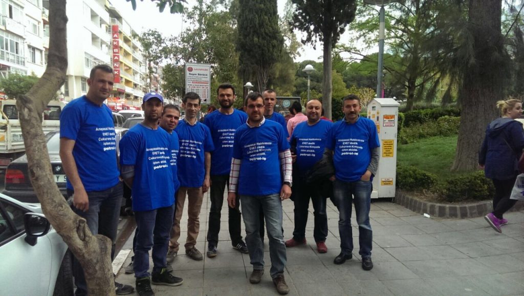 ÇUKUROVA KİMYADA İŞTEN ATILAN ÜYELERİMİZ MANİSA CADDELERİNDE