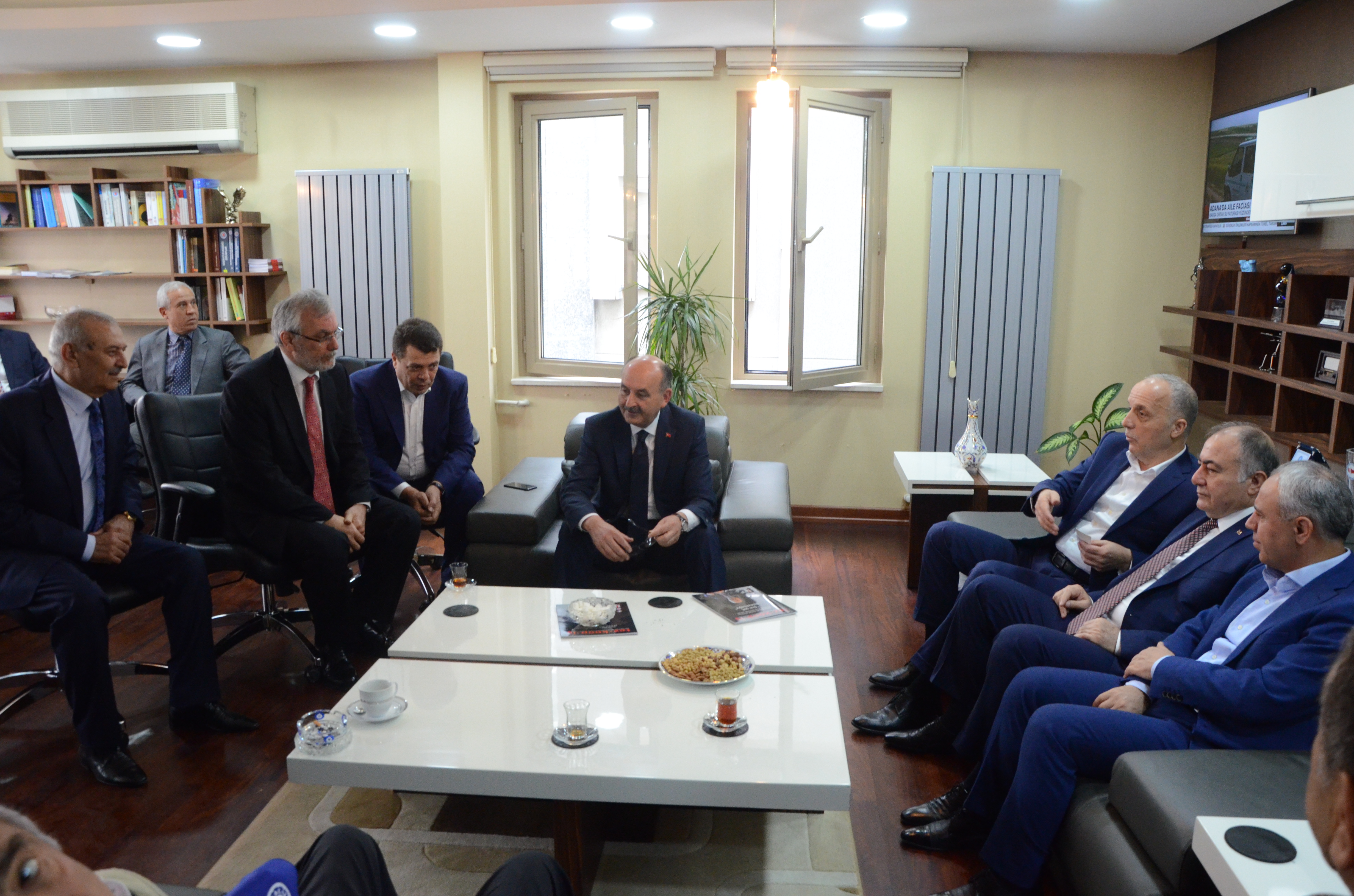 Bakan Müezzinoğlu Türk-İş’e Bağlı Sendika Başkanları ile Bir Araya Geldi