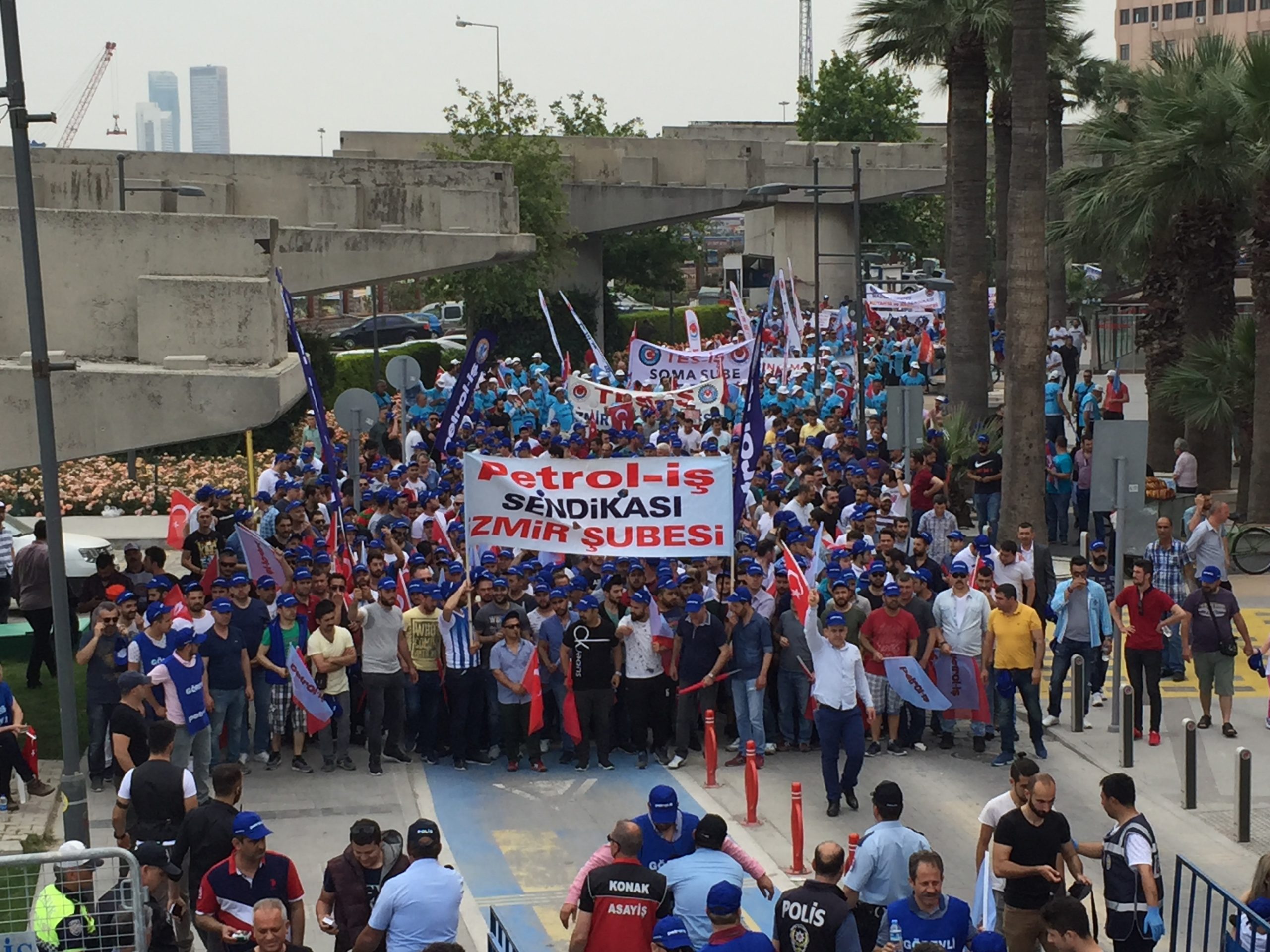 İzmir Gündoğdu Meydanı'nda Coşkulu 1 Mayıs Kutlaması