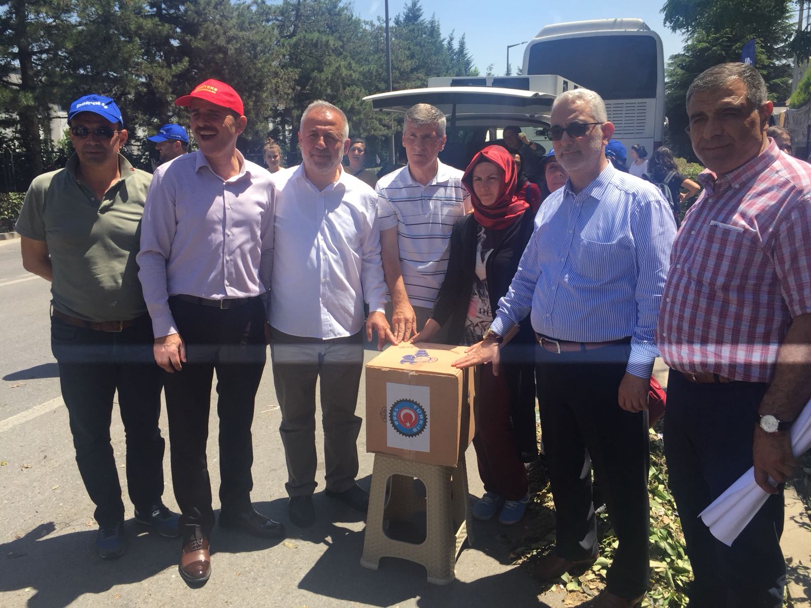 Konfederasyonumuz Türk-İş’in Erzak Yardımı Flormar İşçilerine Dağıtıldı