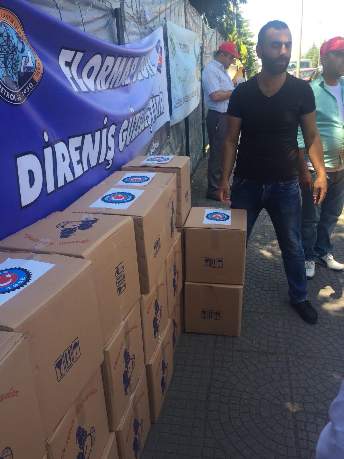 Konfederasyonumuz Türk-İş’in Erzak Yardımı Flormar İşçilerine Dağıtıldı