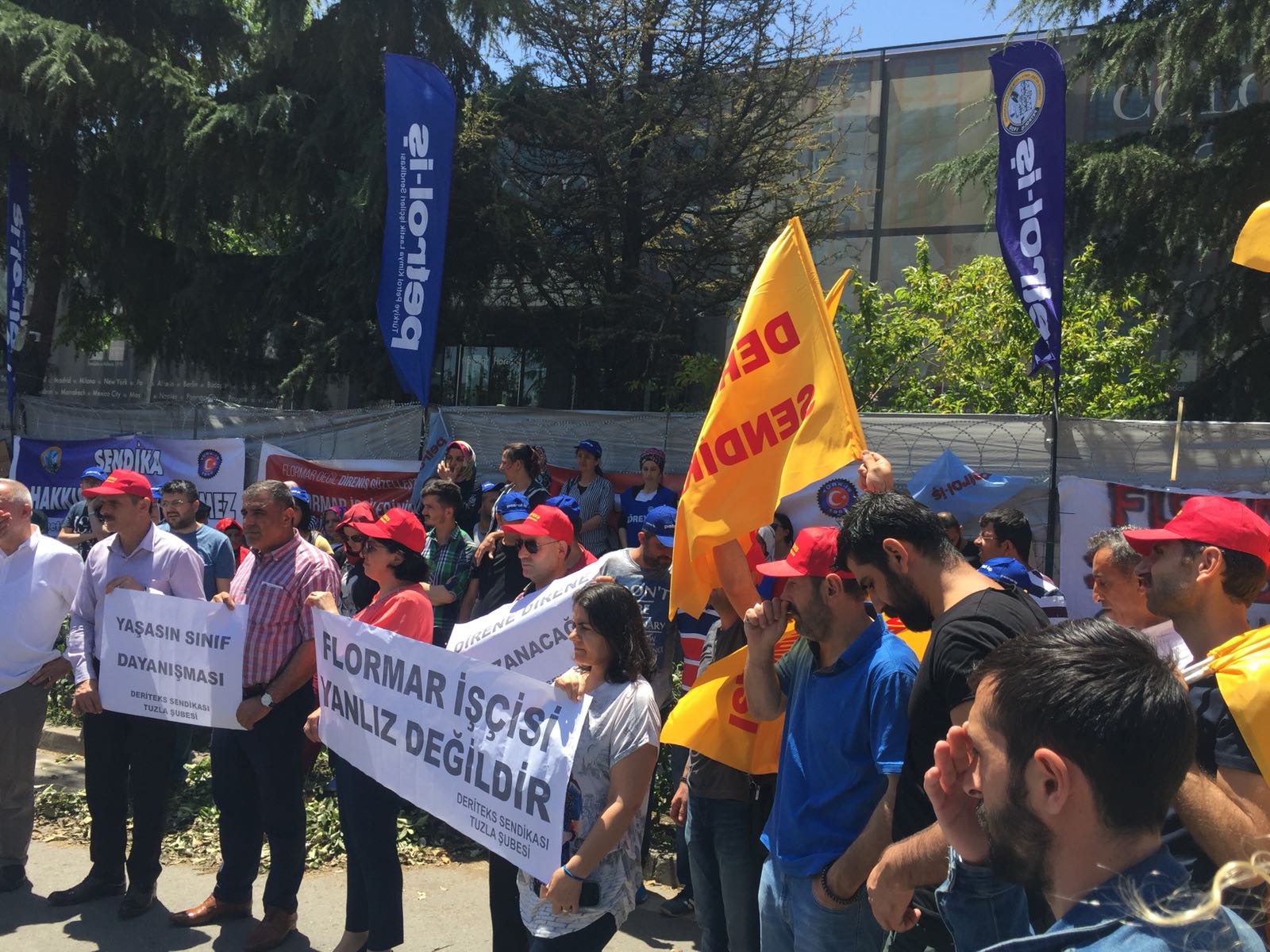 Konfederasyonumuz Türk-İş’in Erzak Yardımı Flormar İşçilerine Dağıtıldı