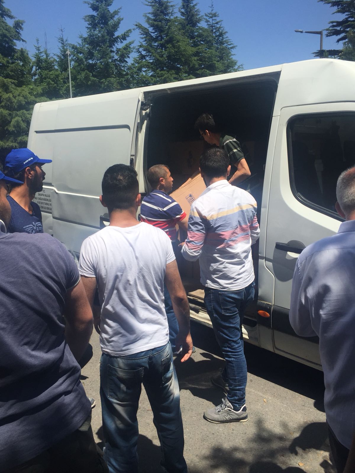 Konfederasyonumuz Türk-İş’in Erzak Yardımı Flormar İşçilerine Dağıtıldı