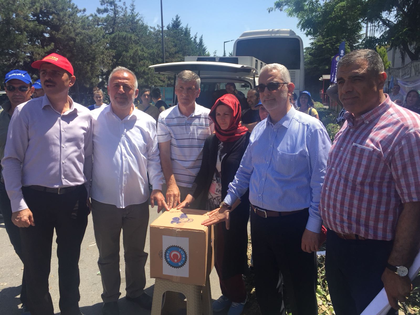 Konfederasyonumuz Türk-İş’in Erzak Yardımı Flormar İşçilerine Dağıtıldı