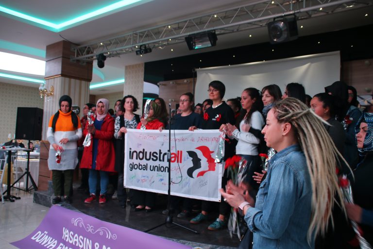 Direnişin Simgesi Flormar İşçileri Kazandı!