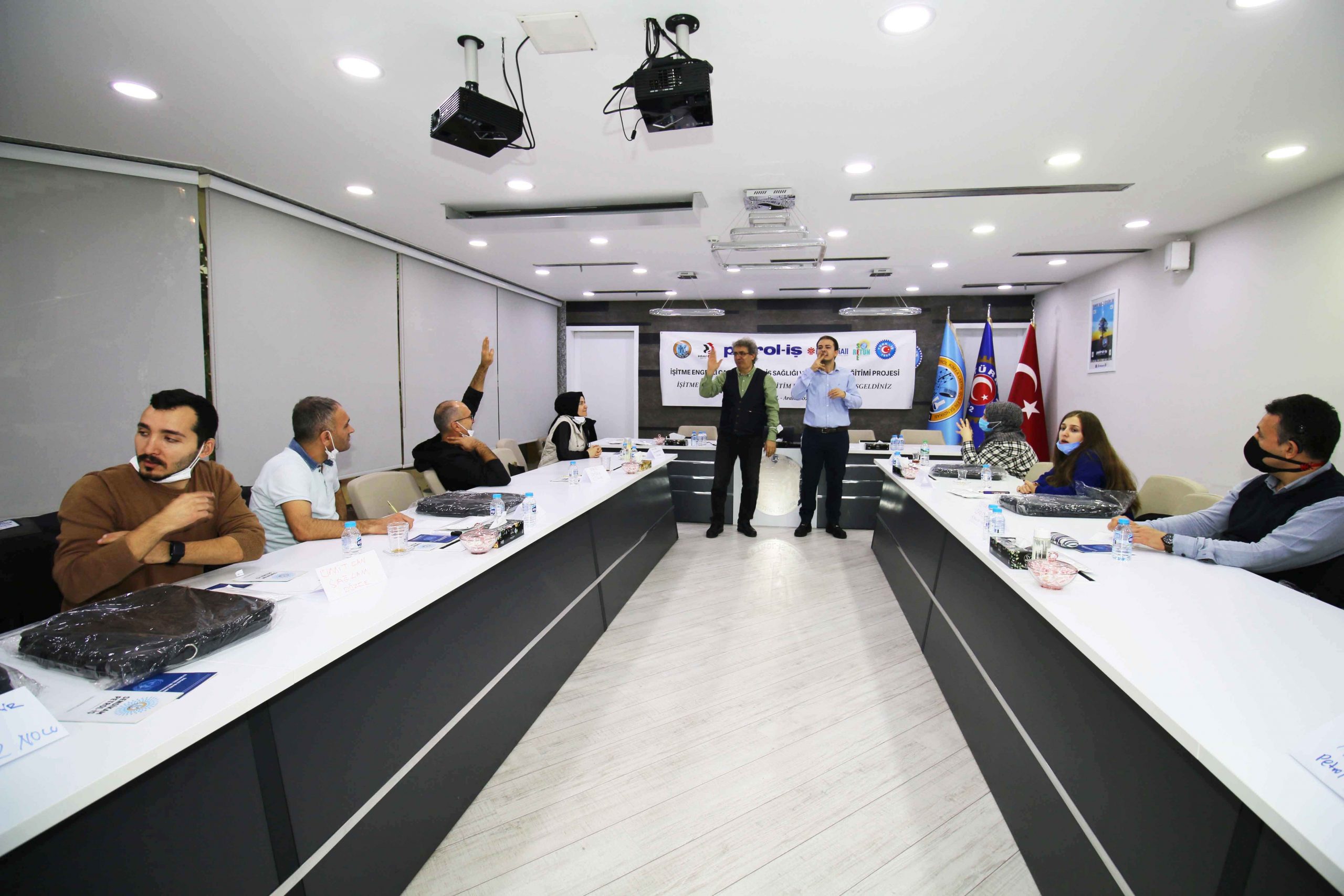 Türkiye’de Sendikal Alanda İlk Kez İşitme Engelli Üyeler İçin Sendikal Eğitim Yapılıyor