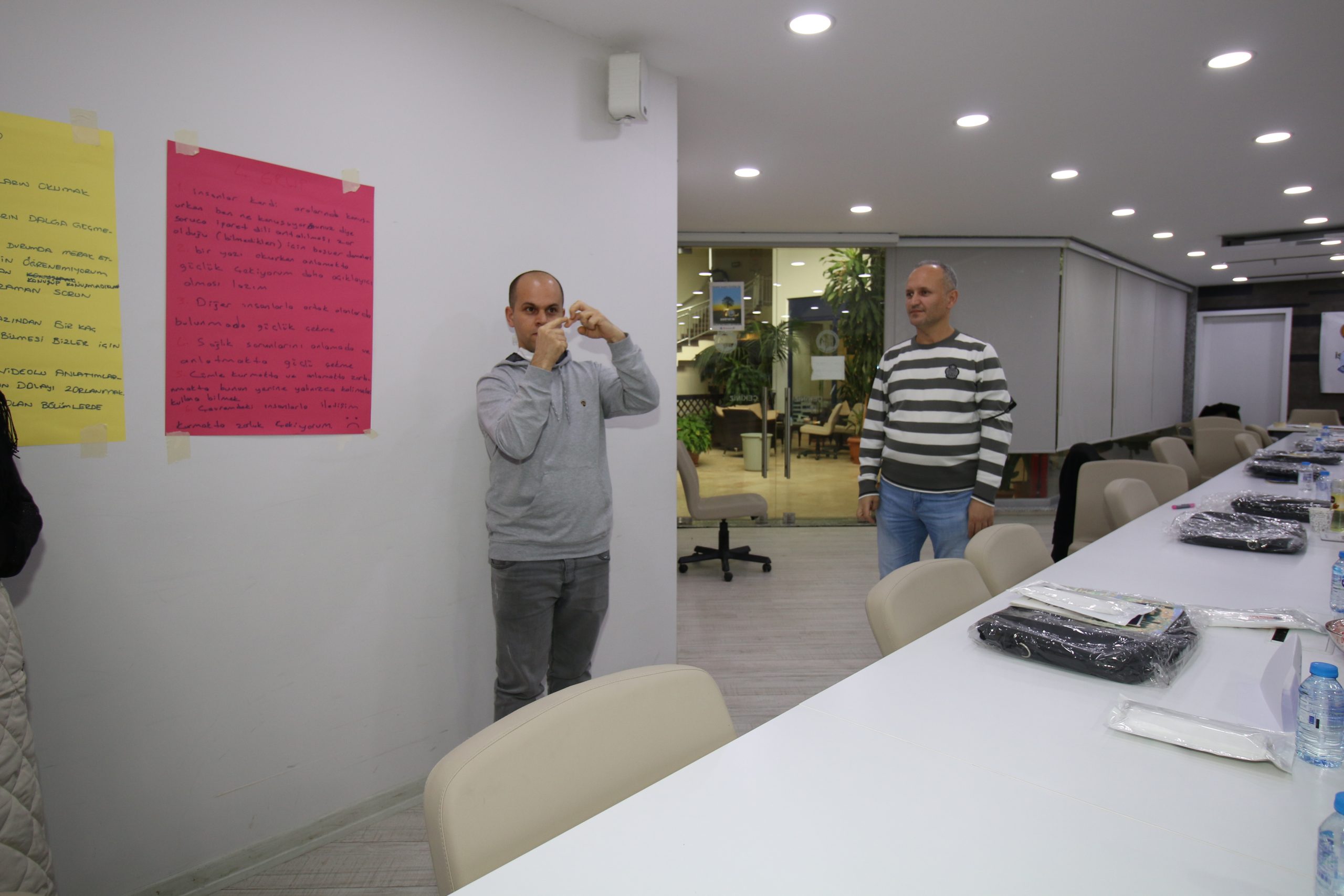 Türkiye’de Sendikal Alanda İlk Kez İşitme Engelli Üyeler İçin Sendikal Eğitim Yapılıyor