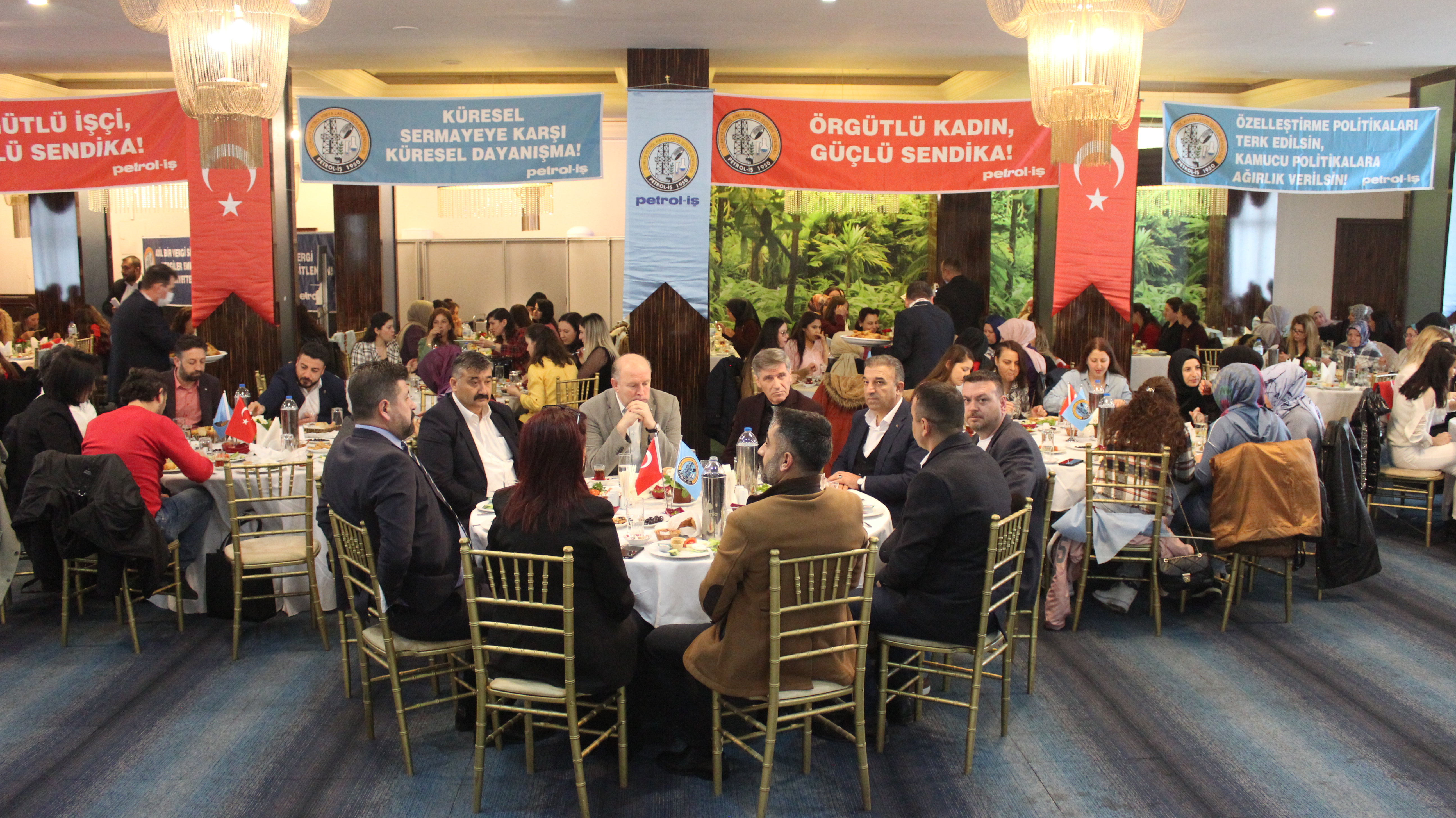 Petrol-İş Genel Merkezi’nde İftar Yemeği