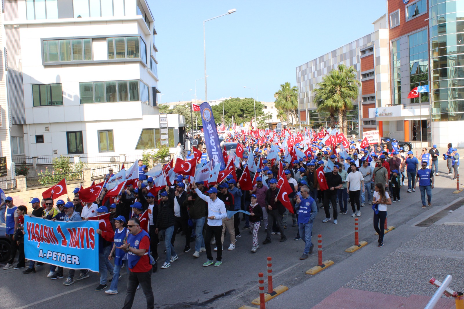 Aliağa Şubemiz 1 Mayıs Emek ve Dayanışma Gününü Coşkuyla Kutladı