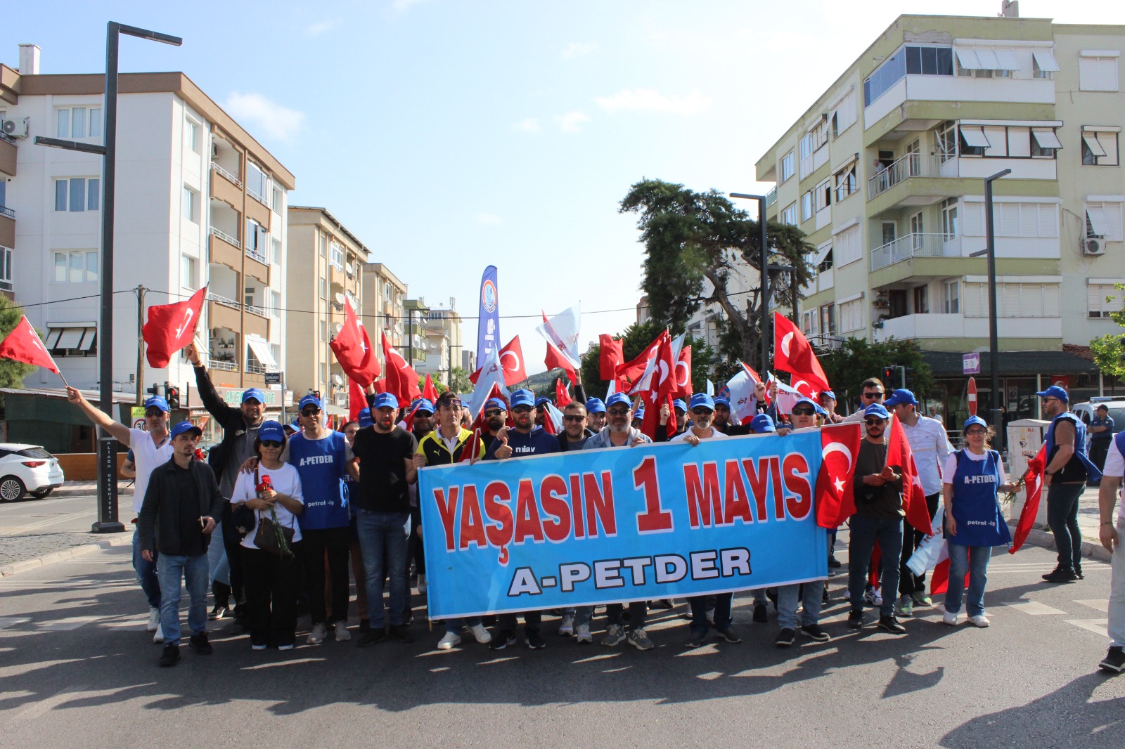 Aliağa Şubemiz 1 Mayıs Emek ve Dayanışma Gününü Coşkuyla Kutladı