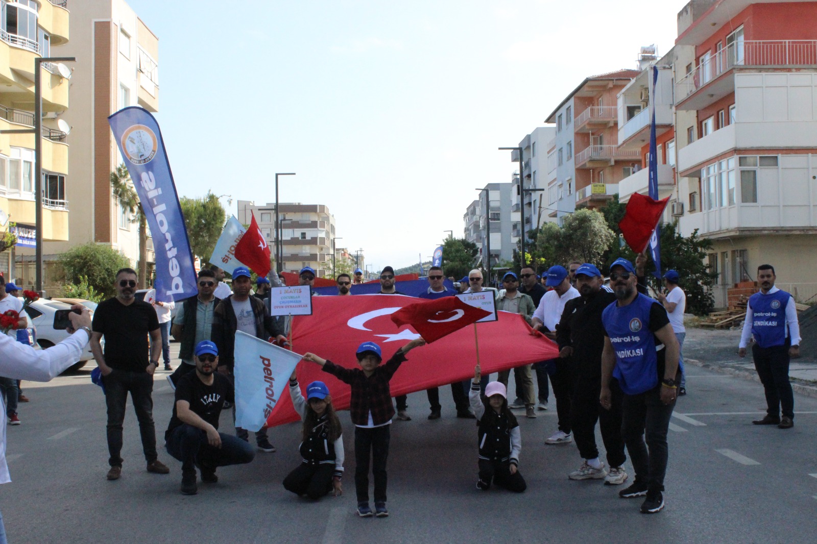 Aliağa Şubemiz 1 Mayıs Emek ve Dayanışma Gününü Coşkuyla Kutladı