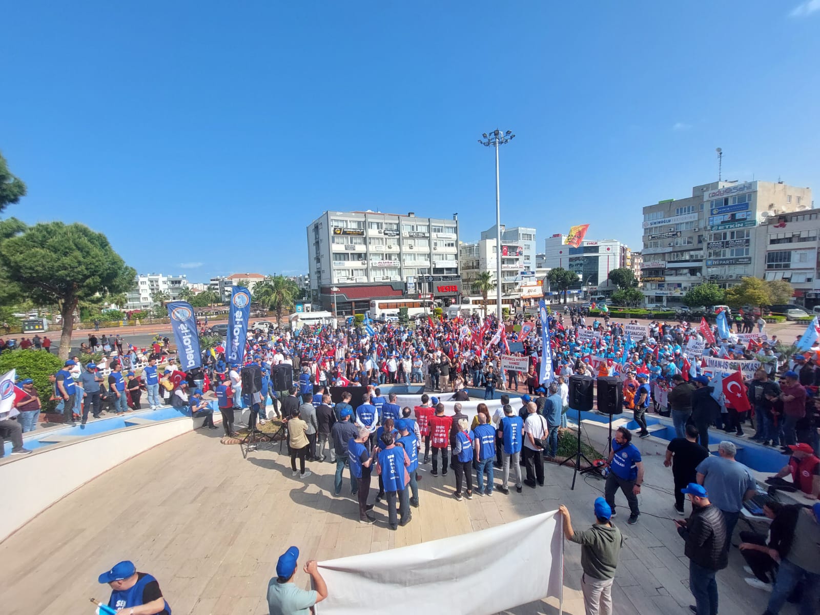 Aliağa Şubemiz 1 Mayıs Emek ve Dayanışma Gününü Coşkuyla Kutladı