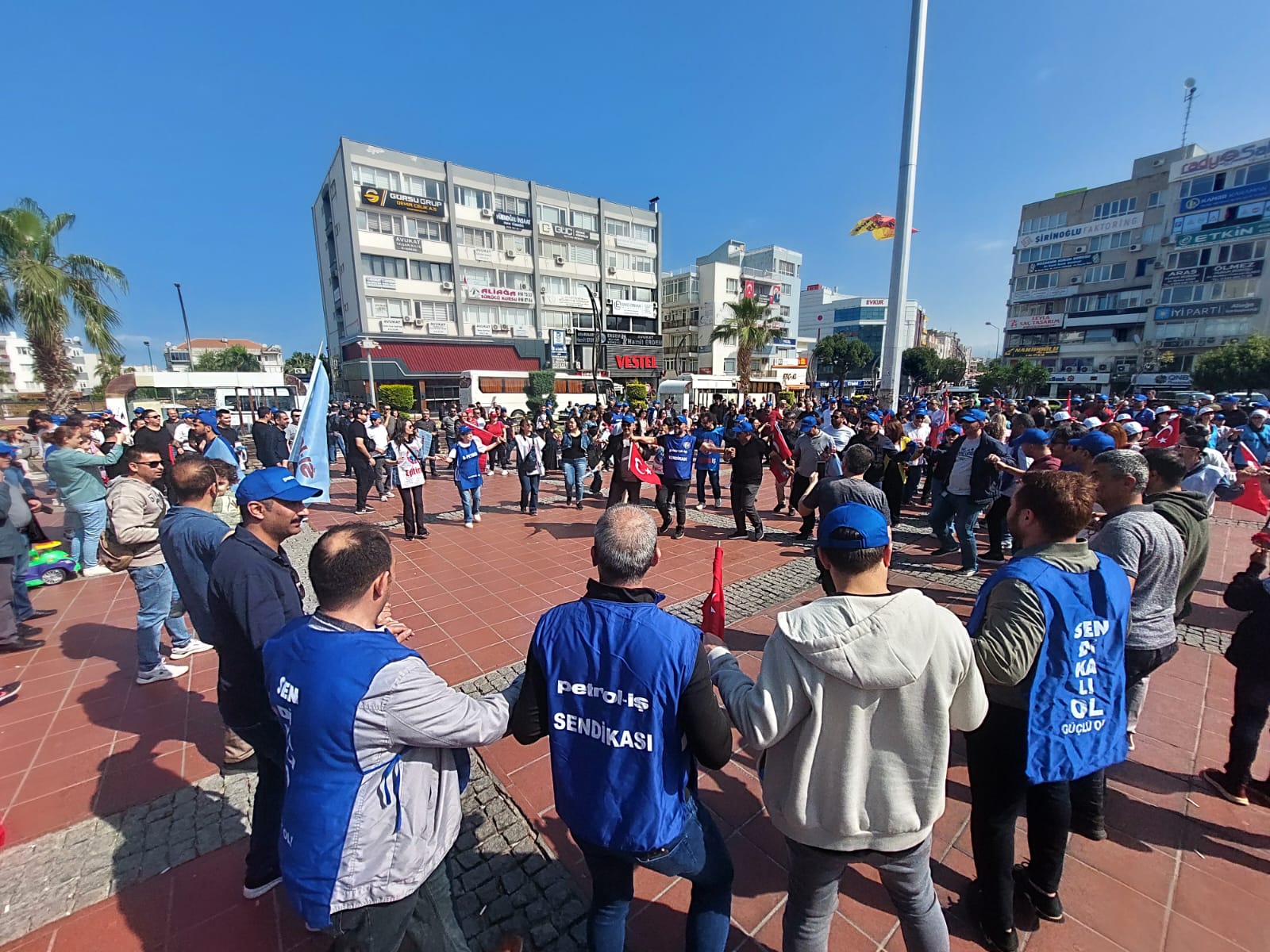 Aliağa Şubemiz 1 Mayıs Emek ve Dayanışma Gününü Coşkuyla Kutladı