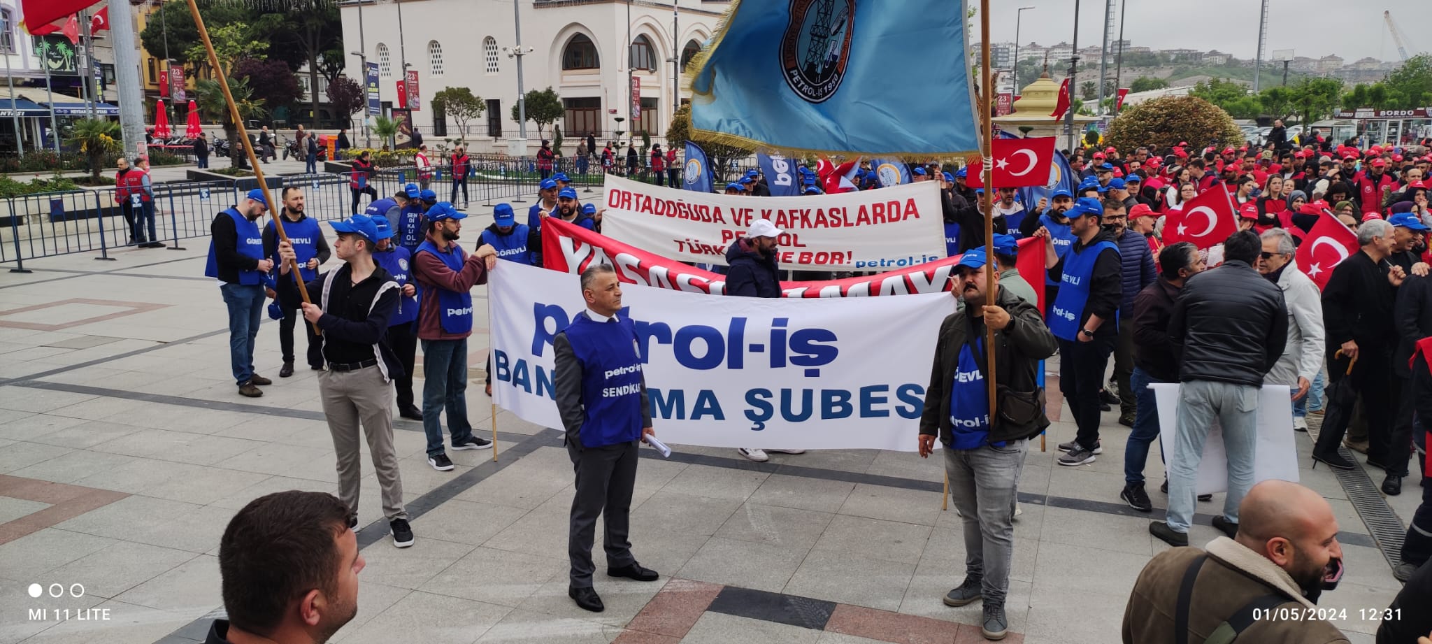 Bandırma’da Kitlesel 1 Mayıs Kutlaması