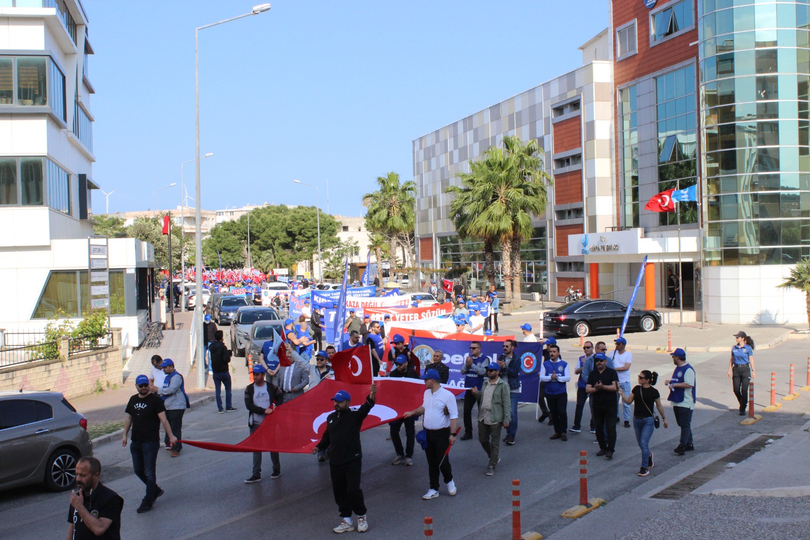 Aliağa Şubemiz 1 Mayıs Emek ve Dayanışma Gününü Coşkuyla Kutladı