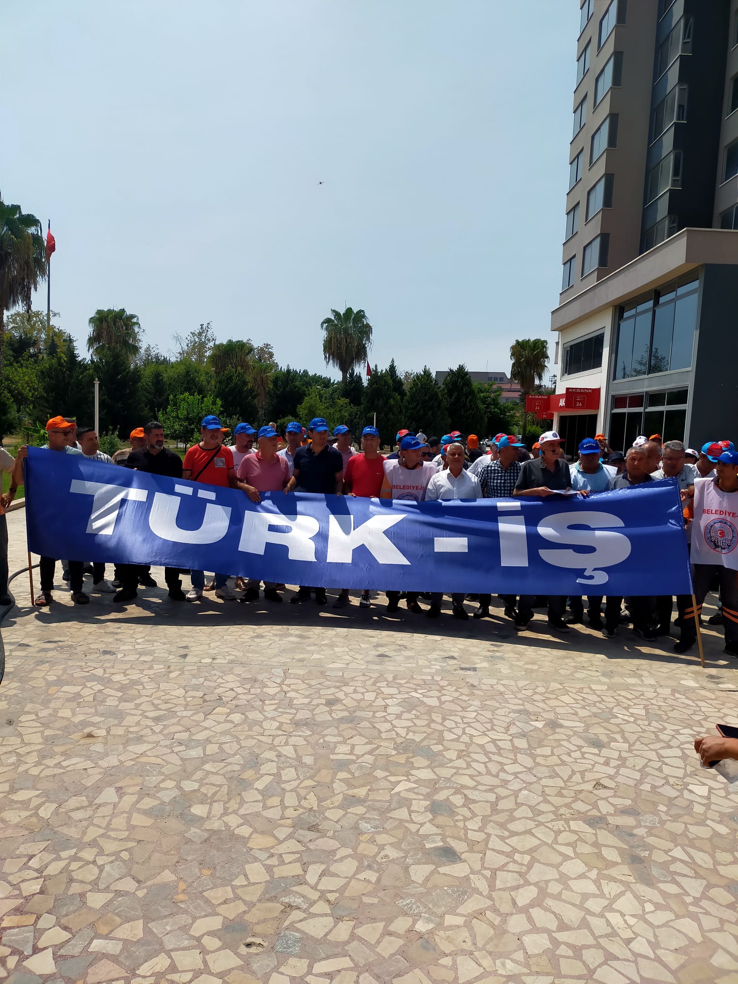 Mersin’de "Zordayız Geçinemiyoruz" Açıklaması