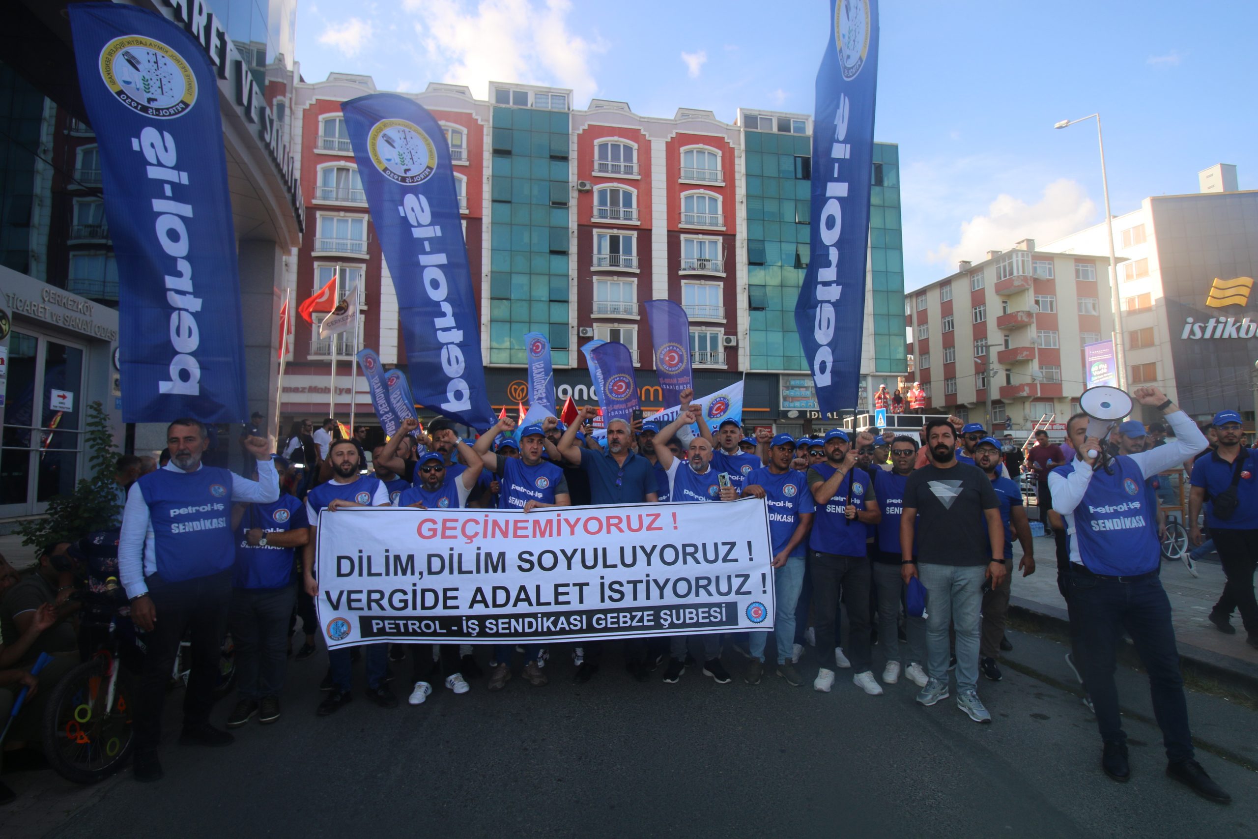 “ZORDAYIZ GEÇİNEMİYORUZ” MEYDAN MİTİNGLERİNİN İLKİ ÇERKEZKÖY’DE YAPILDI