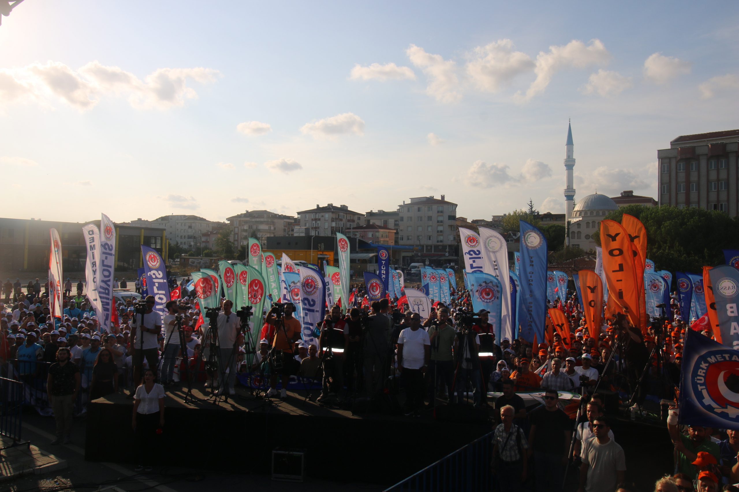 “ZORDAYIZ GEÇİNEMİYORUZ” MEYDAN MİTİNGLERİNİN İLKİ ÇERKEZKÖY’DE YAPILDI