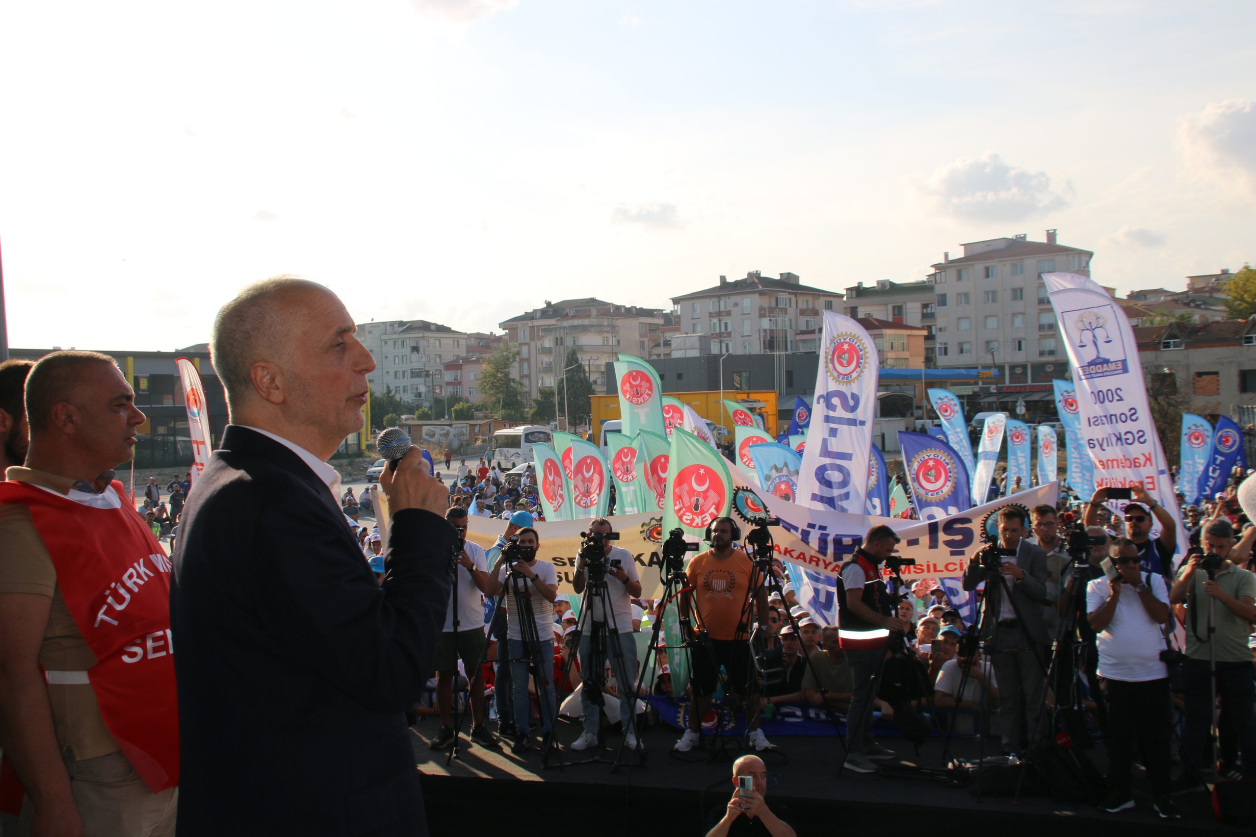 “ZORDAYIZ GEÇİNEMİYORUZ” MEYDAN MİTİNGLERİNİN İLKİ ÇERKEZKÖY’DE YAPILDI
