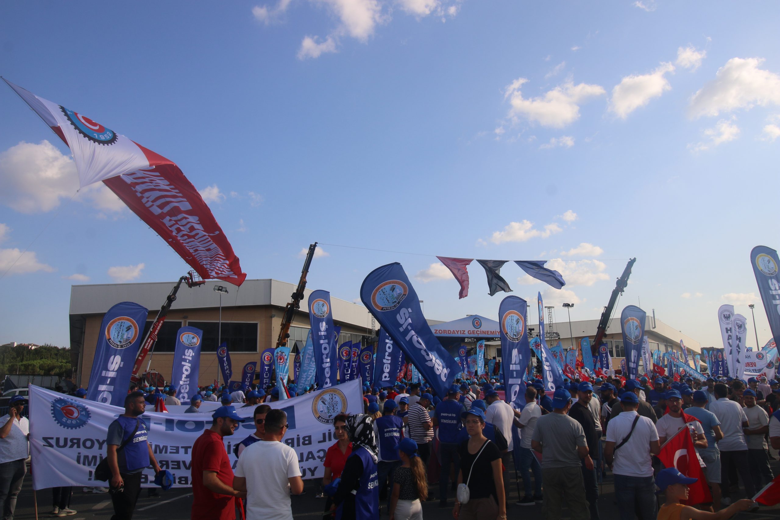 “ZORDAYIZ GEÇİNEMİYORUZ” MEYDAN MİTİNGLERİNİN İLKİ ÇERKEZKÖY’DE YAPILDI