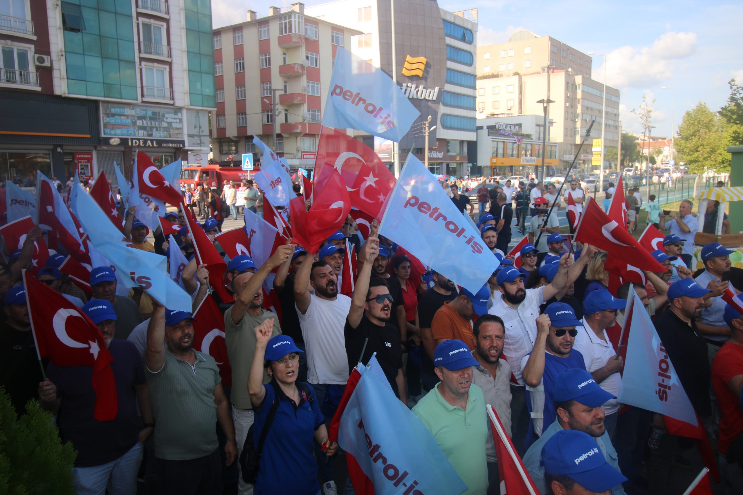 “ZORDAYIZ GEÇİNEMİYORUZ” MEYDAN MİTİNGLERİNİN İLKİ ÇERKEZKÖY’DE YAPILDI