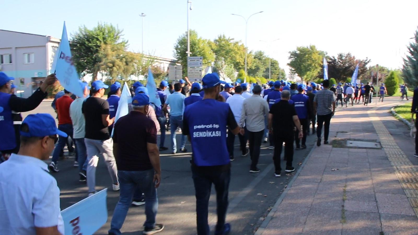 Batman Şubemiz Örgütlü Olduğu İşyerlerinde Basın Açıklaması Yaptı