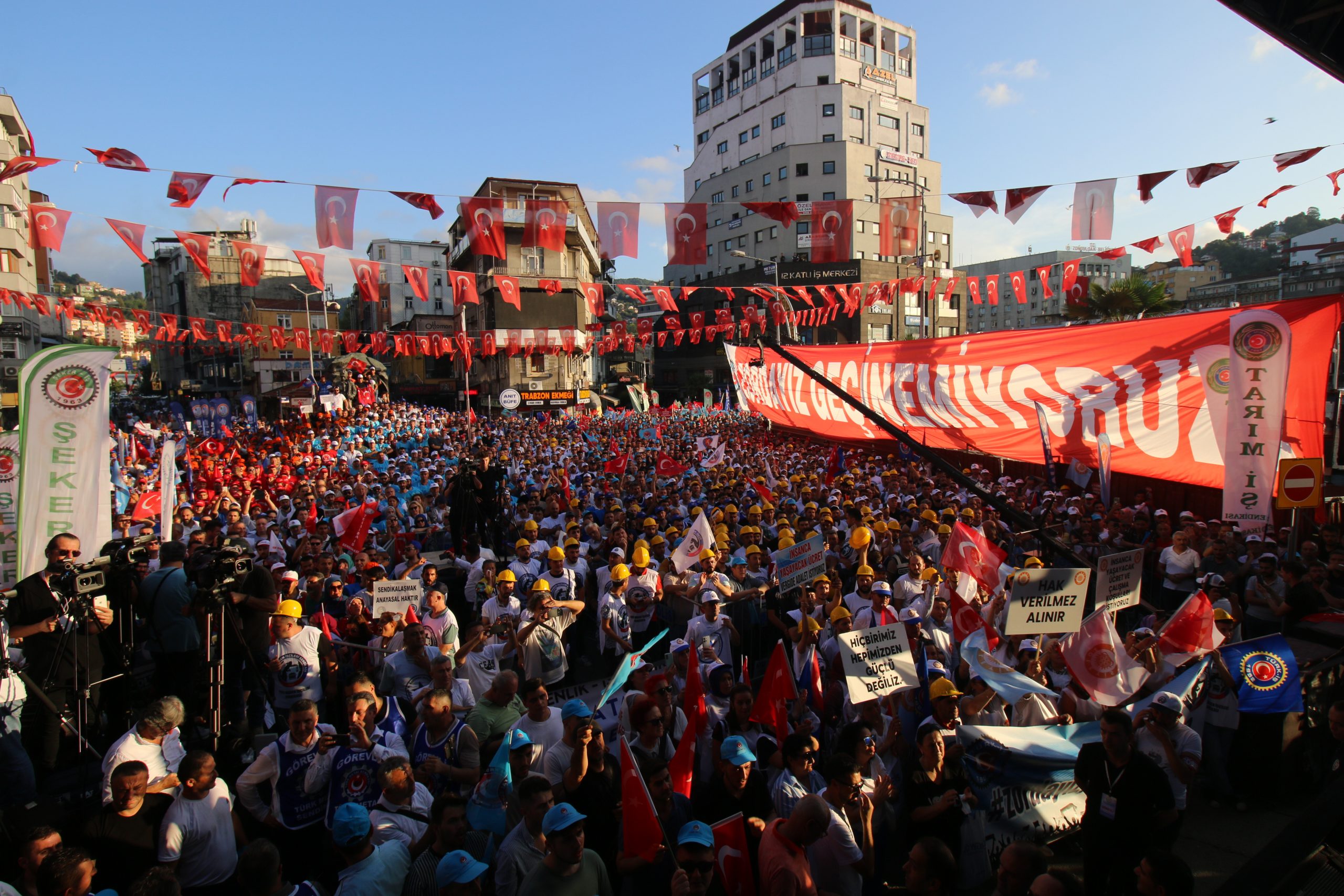 “ZORDAYIZ GEÇİNEMİYORUZ” MEYDAN MİTİNGLERİNİN İKİNCİSİ ZONGULDAK’TA YAPILDI