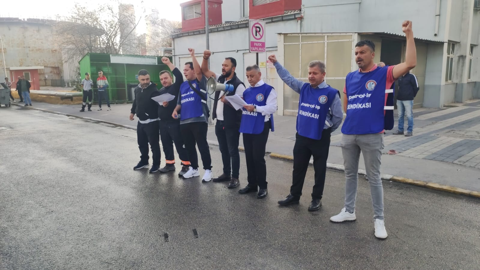 Bandırma Şubemiz Örgütlü Olduğu İşyerlerinde Basın Açıklaması Yaptı