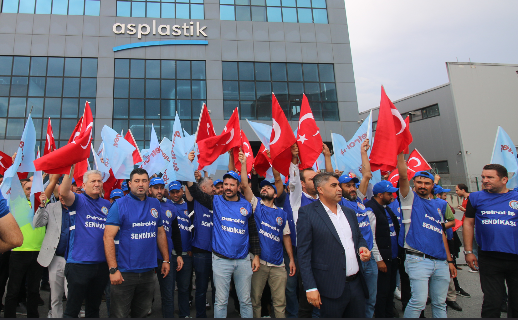 AS PLASTİK GREVİMİZ BÜYÜK BİR COŞKUYLA BAŞLADI