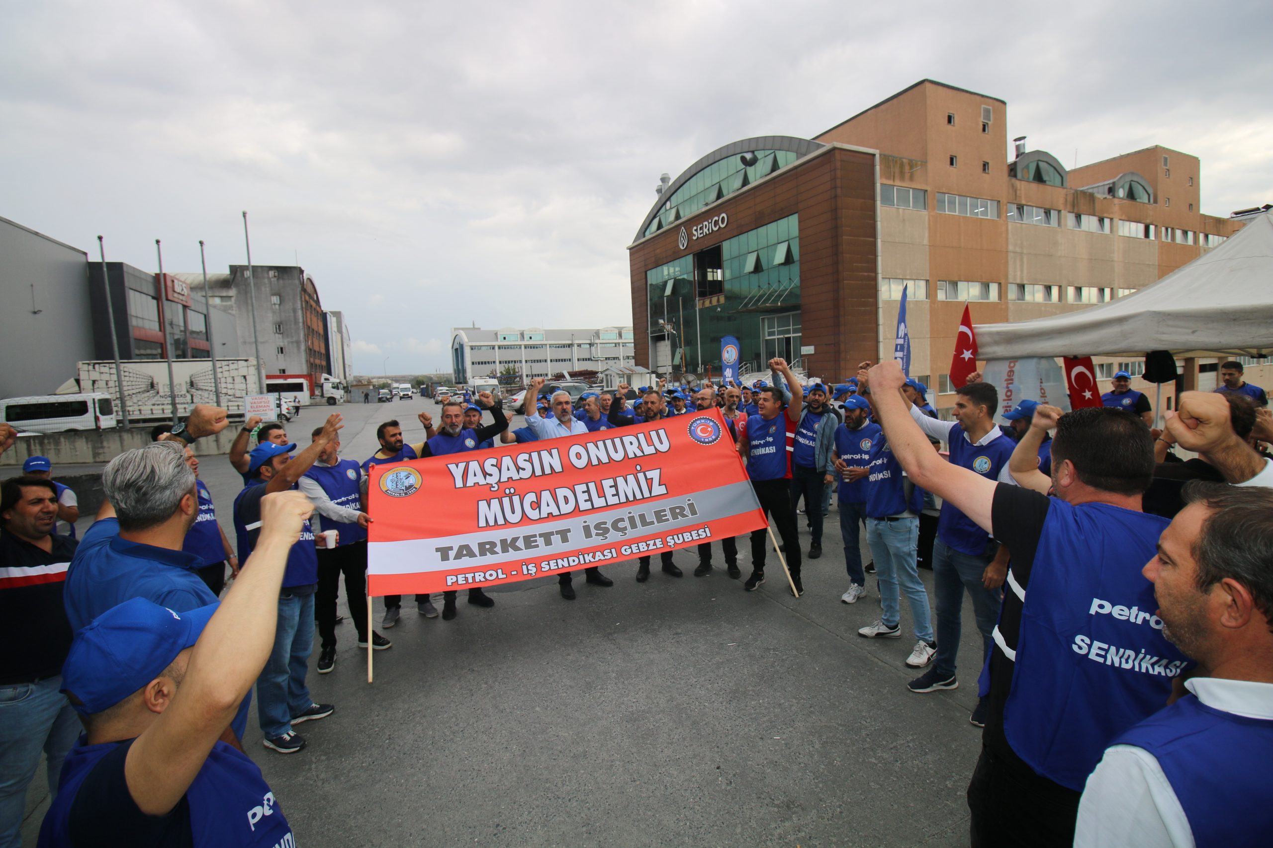 AS PLASTİK GREVİMİZ BÜYÜK BİR COŞKUYLA BAŞLADI