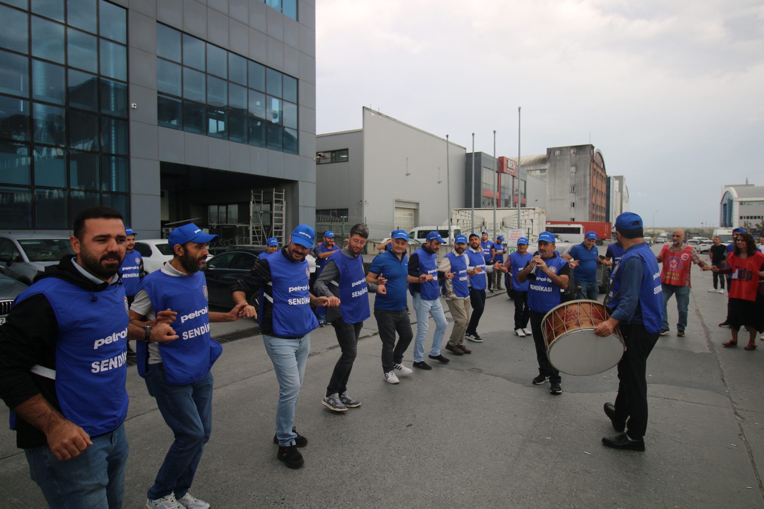 AS PLASTİK GREVİMİZ BÜYÜK BİR COŞKUYLA BAŞLADI