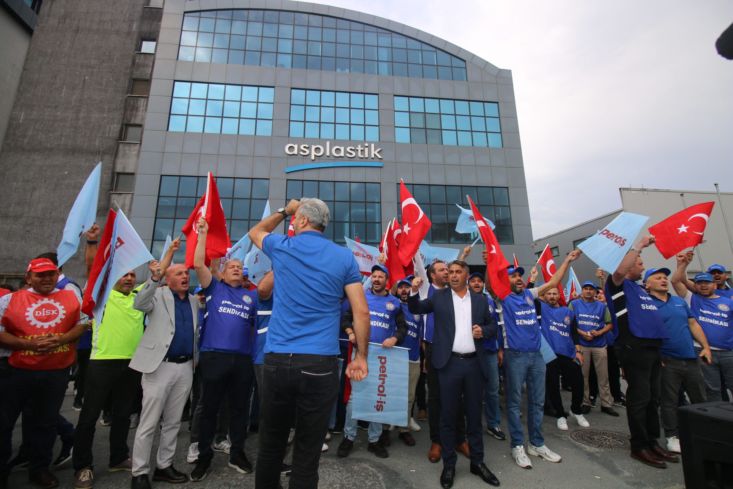 AS PLASTİK GREVİMİZ BÜYÜK BİR COŞKUYLA BAŞLADI