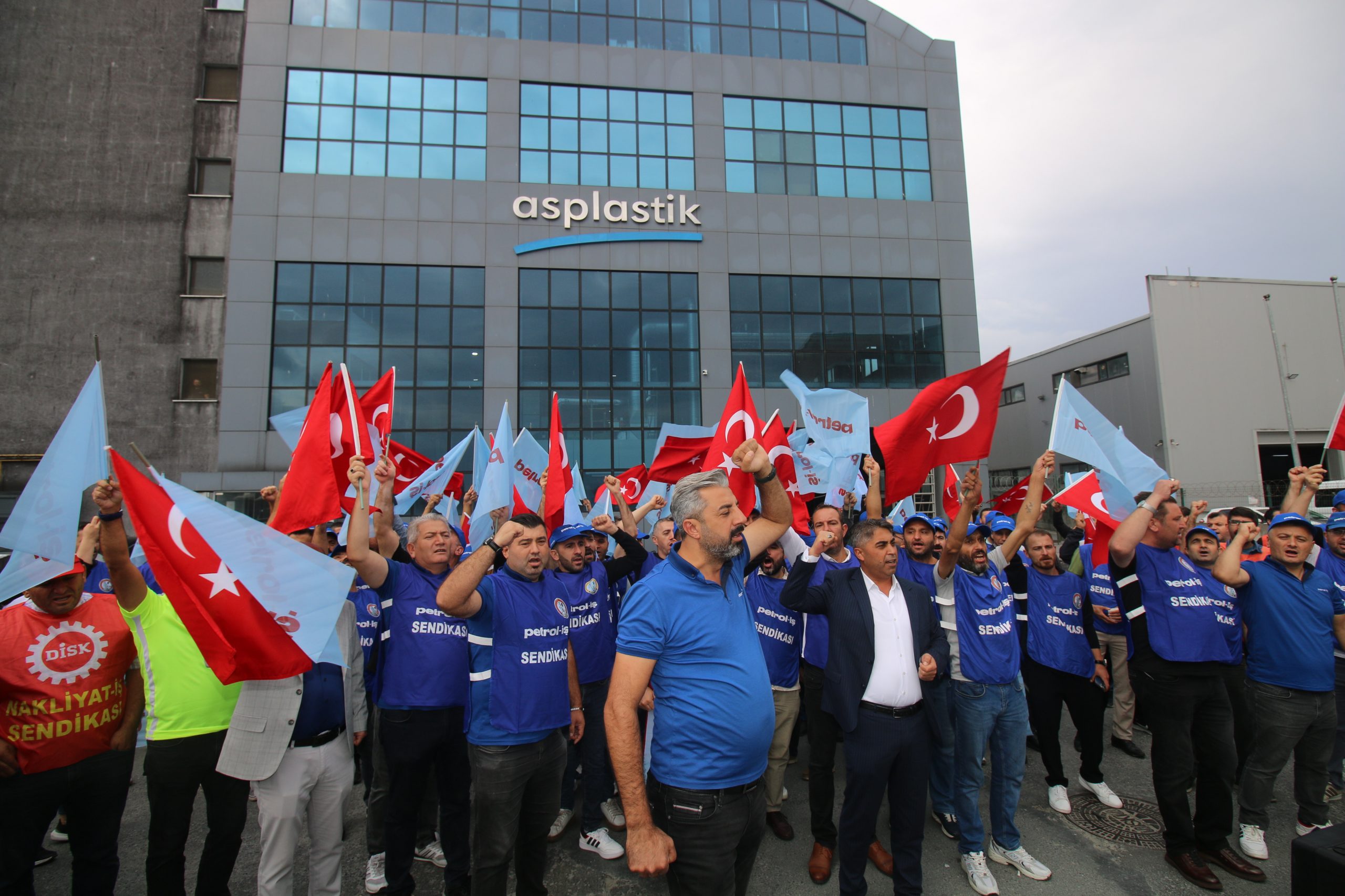 AS PLASTİK GREVİMİZ BÜYÜK BİR COŞKUYLA BAŞLADI