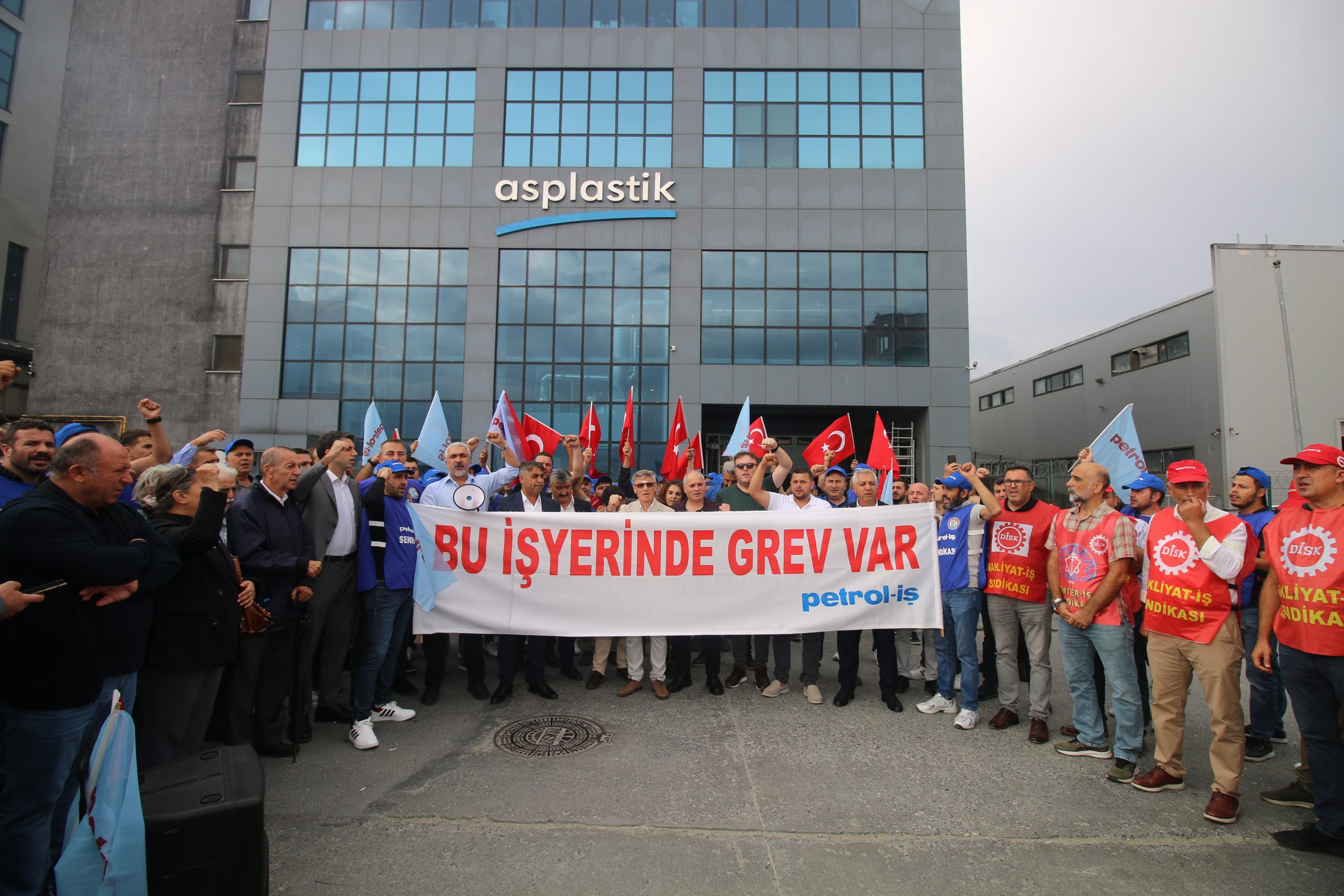 AS PLASTİK GREVİMİZ BÜYÜK BİR COŞKUYLA BAŞLADI