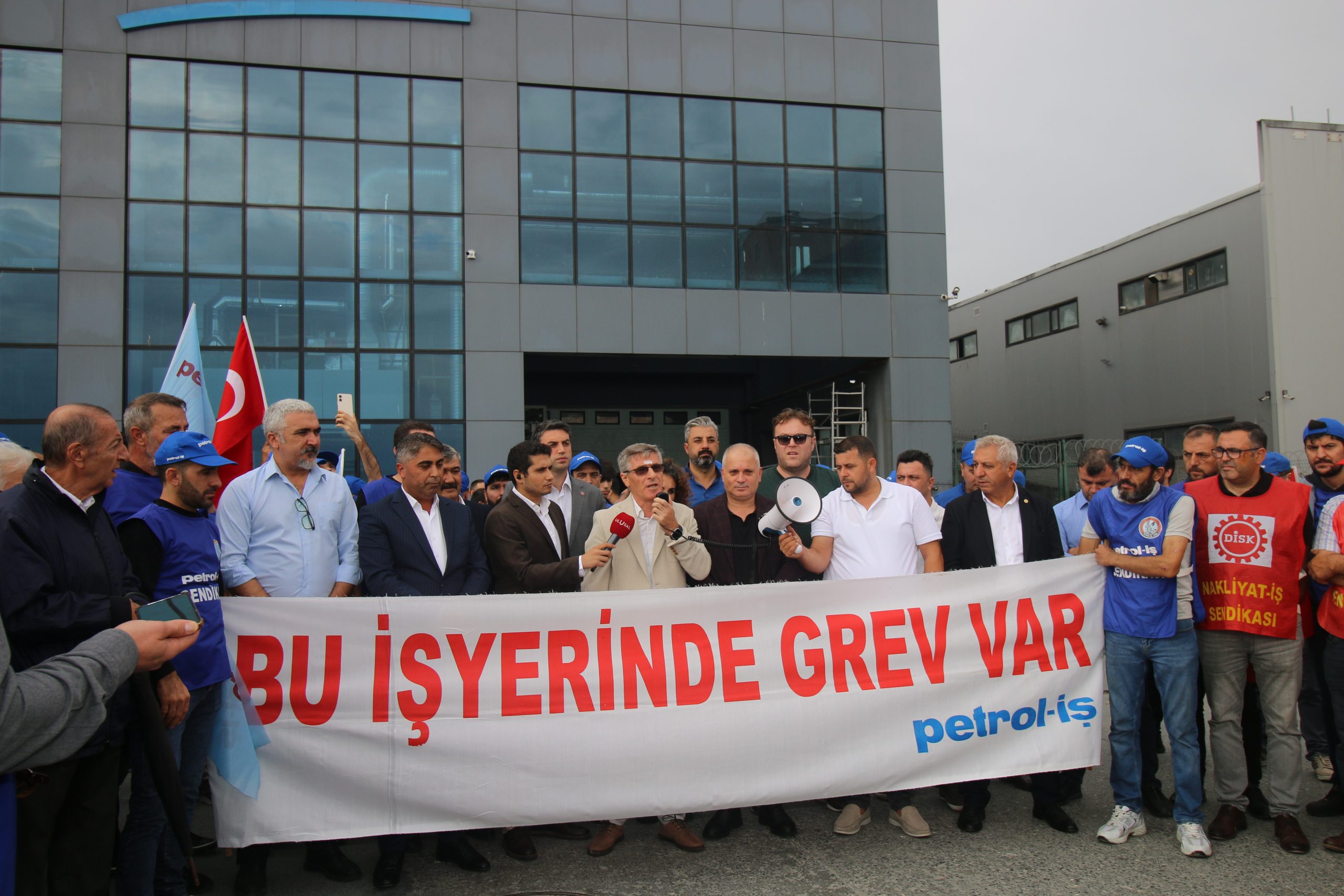 AS PLASTİK GREVİMİZ BÜYÜK BİR COŞKUYLA BAŞLADI