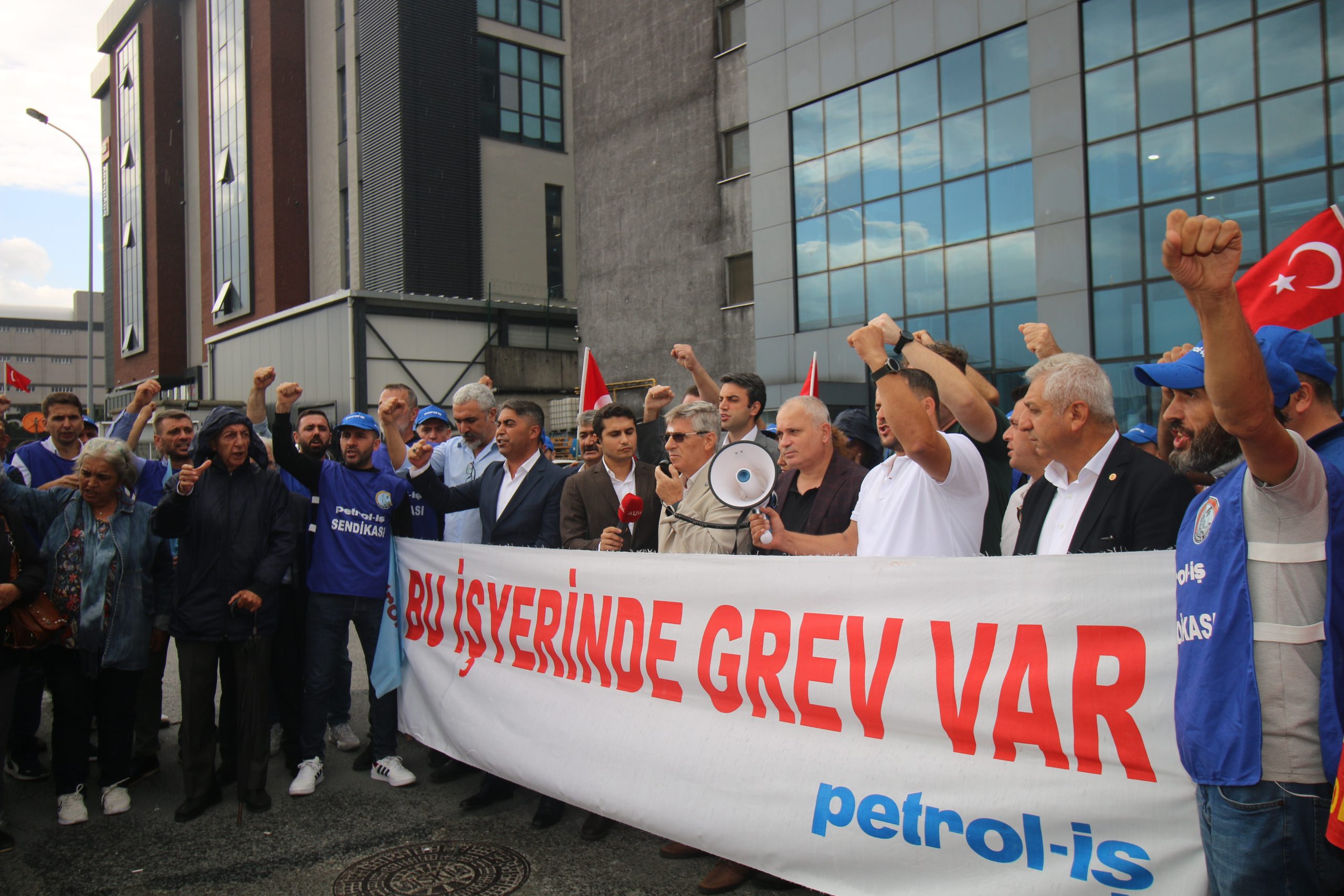 AS PLASTİK GREVİMİZ BÜYÜK BİR COŞKUYLA BAŞLADI