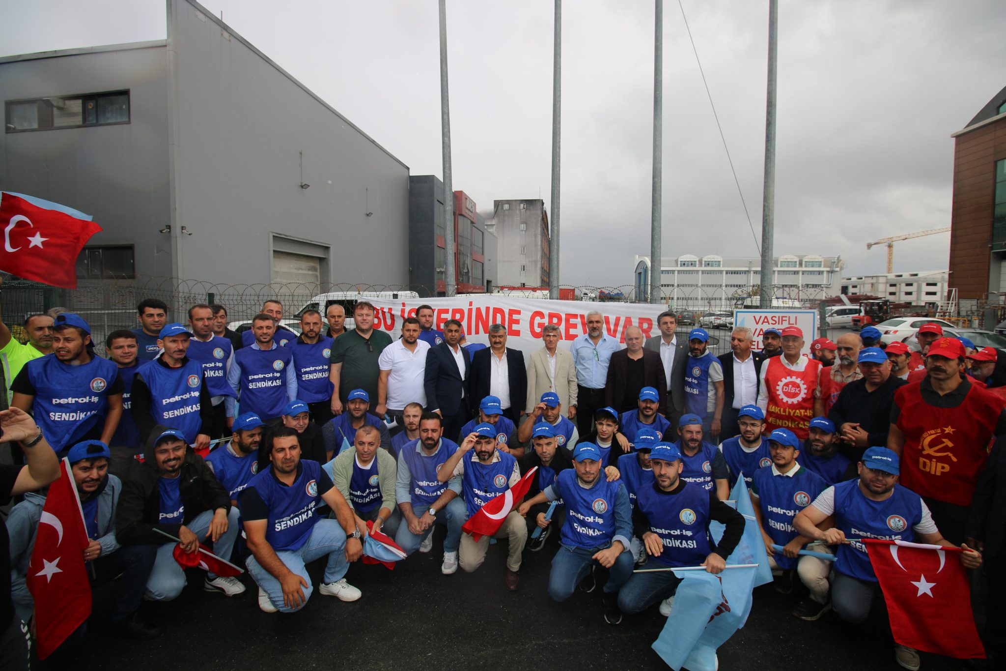 AS PLASTİK GREVİMİZ BÜYÜK BİR COŞKUYLA BAŞLADI