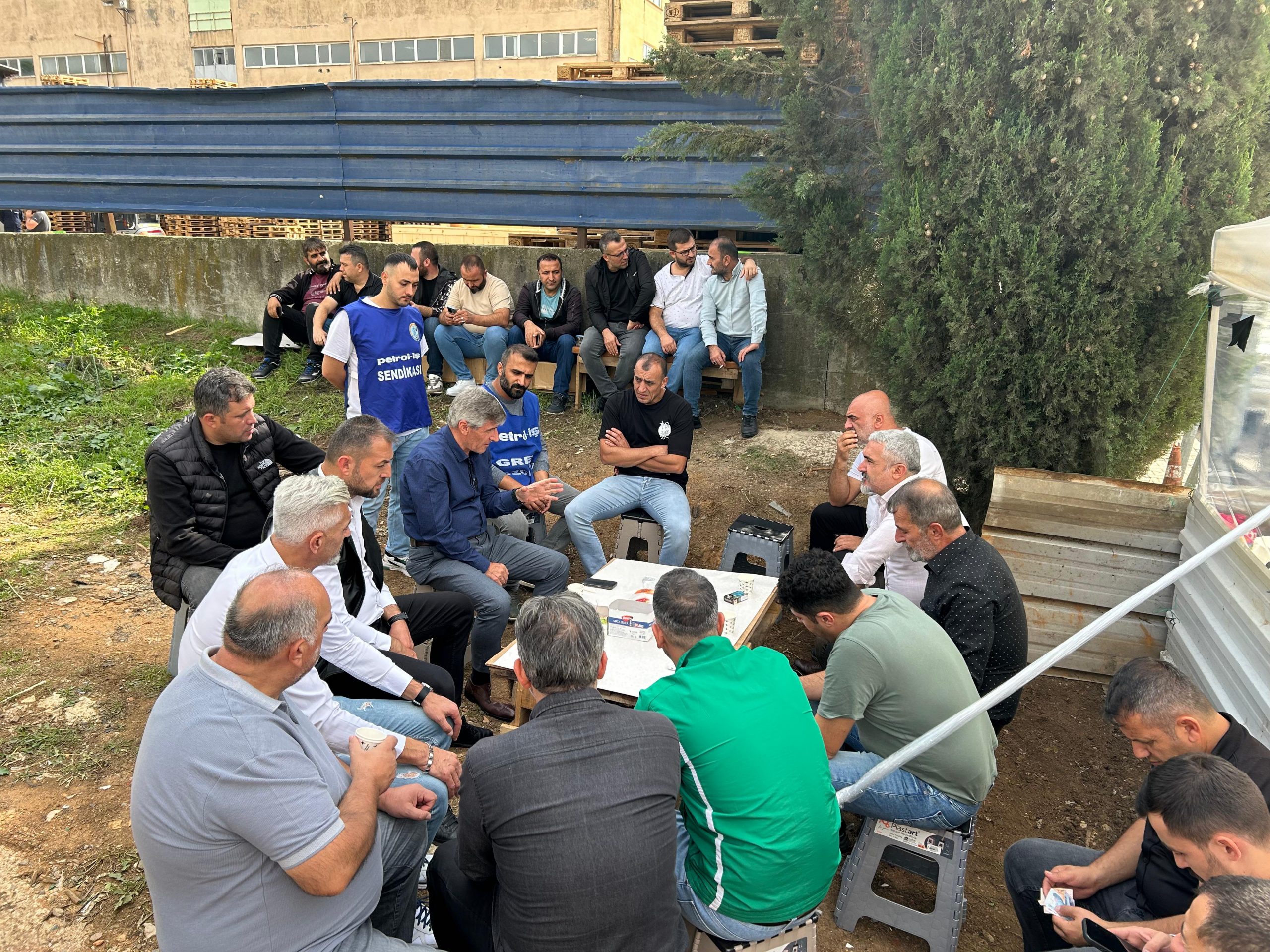 Genel Başkanımız Süleyman Akyüz’den Tarkett Grevine Ziyaret