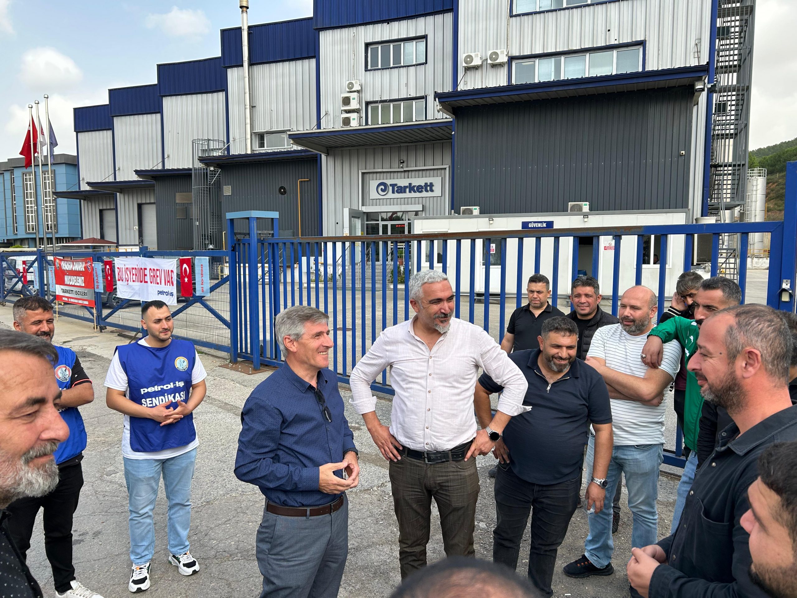 Genel Başkanımız Süleyman Akyüz’den Tarkett Grevine Ziyaret