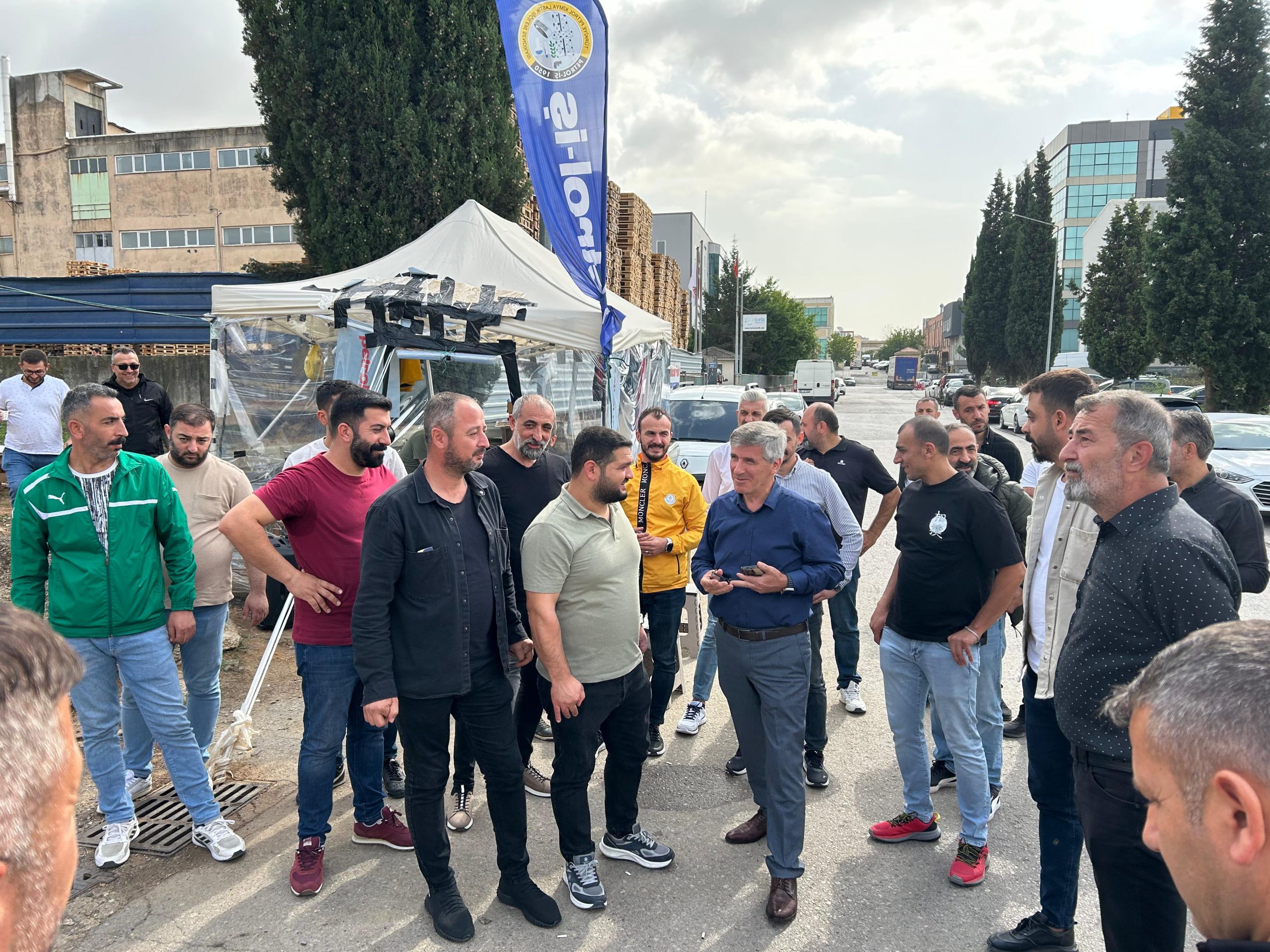 Genel Başkanımız Süleyman Akyüz’den Tarkett Grevine Ziyaret